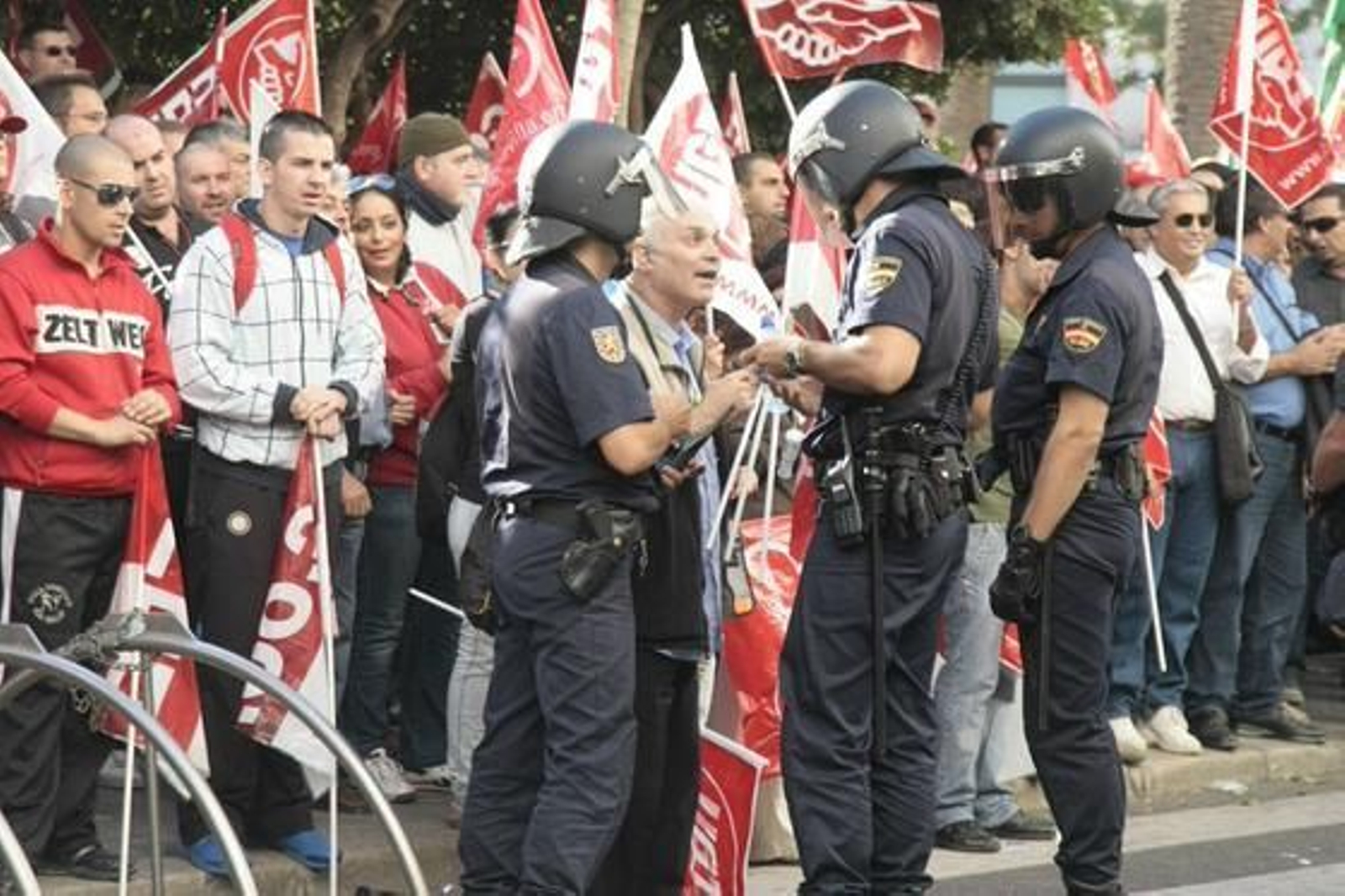 El dispositivo policial intenta controlar a los piquetes informativos que se concentran en la Plaza del Duque.

Foto: Jaime Martínez