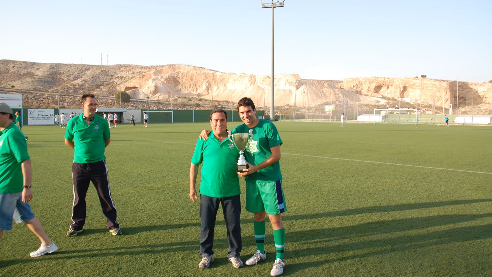 Pepe Asensio y su hijo José Arturo, tras ganar el título de Regional Preferente en 2012