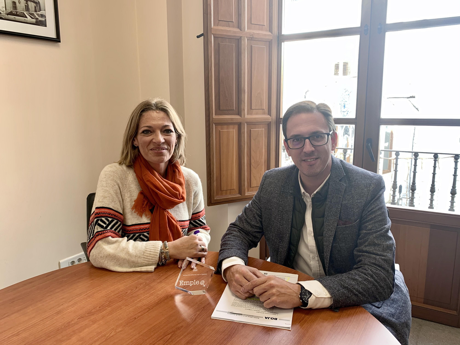 Santiago Cabello e Inmaculada Reyes posan junto al reconocimiento. Santiago Cabello e Inmaculada Reyes posan junto al reconocimiento.