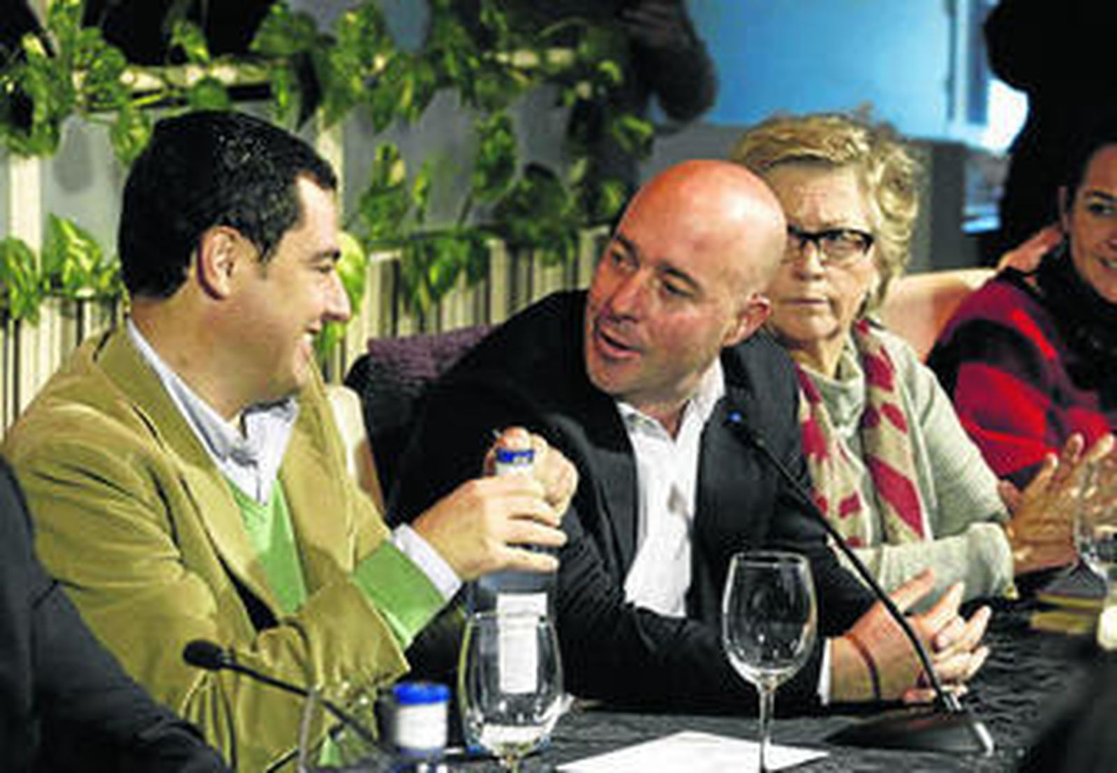 Nacho Macías (d.) y Juanma Moreno, el pasado mes de diciembre en La Línea.