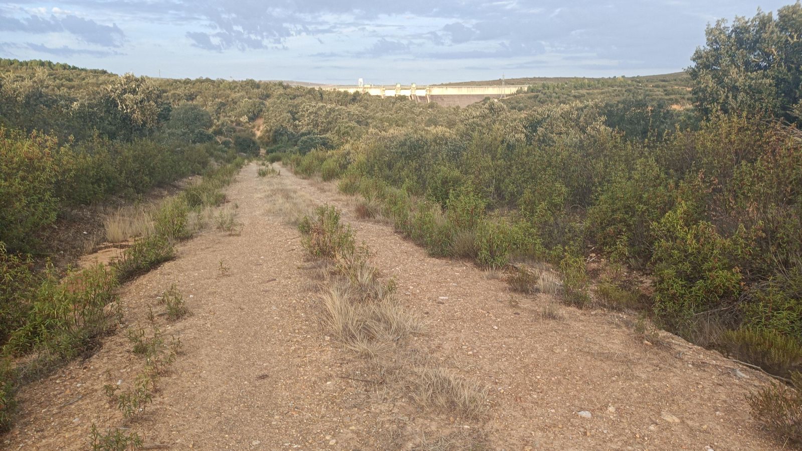Hay dos formas de subir a la pared del Embalse de Agavanzal. Lo más seguro es seguir el itinerario ciclista.