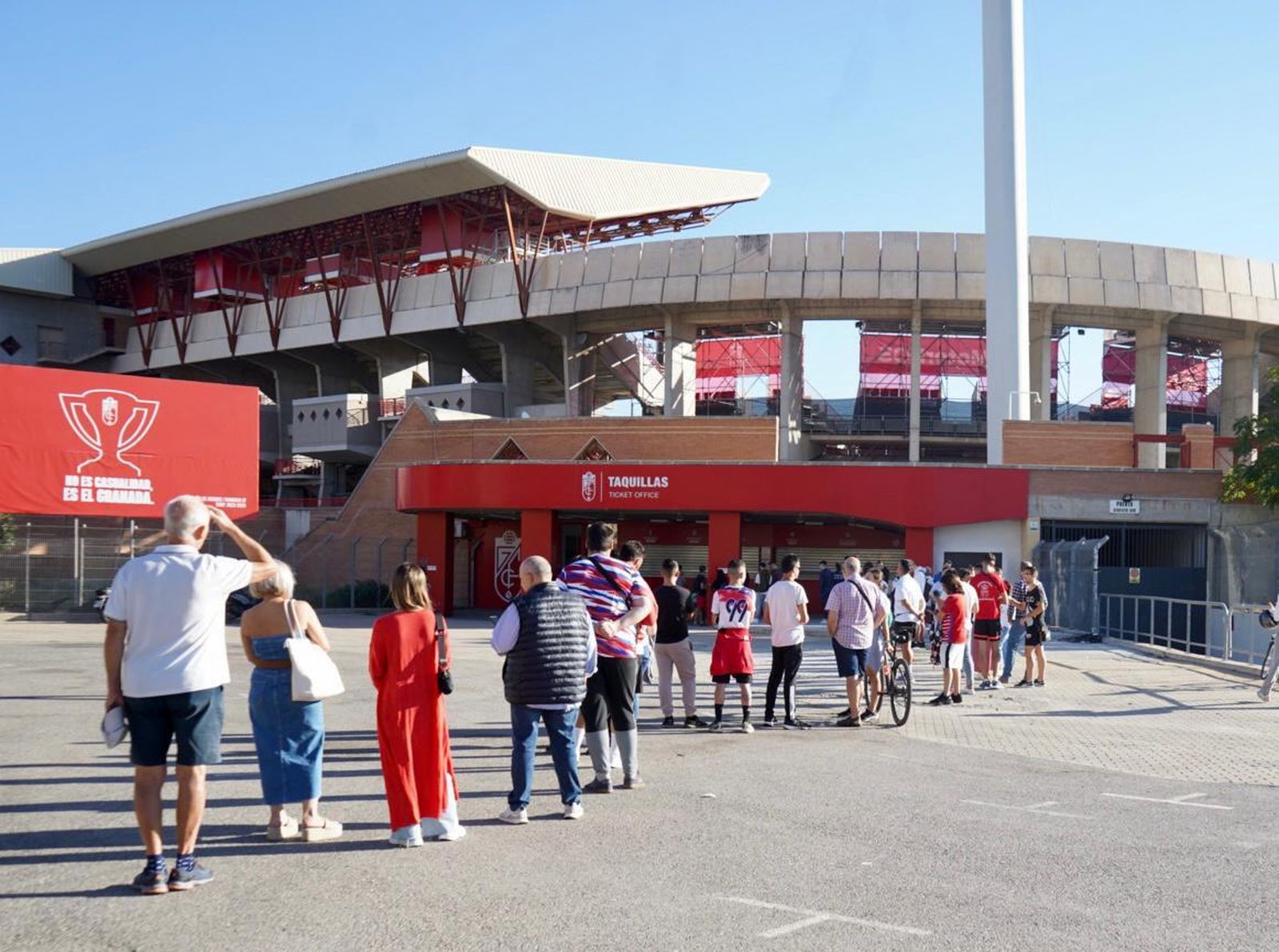 La afición rojiblanca guarda cola en las taquillas del Estadio Nuevo Los Cármenes.