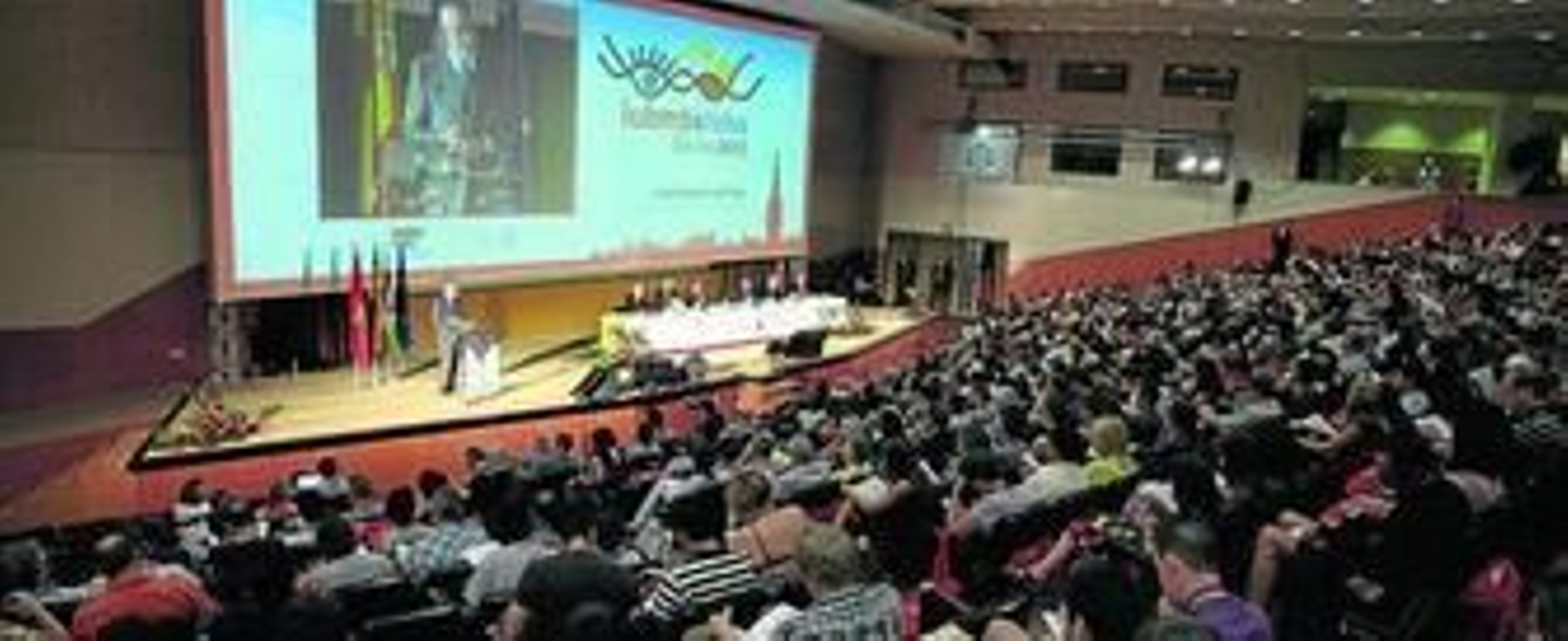 1. Los investigadores Santiago Grisolía y Federico Mayor Zaragoza junto a la presidenta del Consejo Europeo de Investigación, Helga Nowotny 2. Los Nobel Hamilton O. Smith y Tim Hunt. 3. Un momento del acto inaugural.