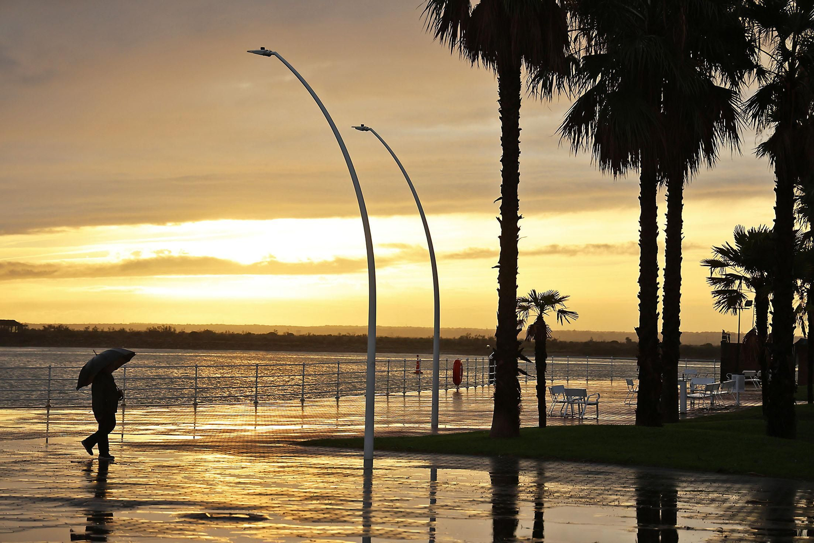 Imágenes del caos en Huelva por la borrasca Claudia con inundaciones, riadas y cortes de carreteras