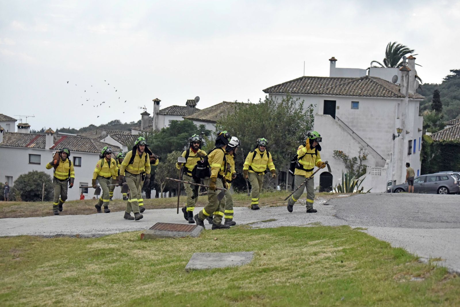 Una brigada del Plan Infoca en la urbanización El Cuartón, en Tarifa.