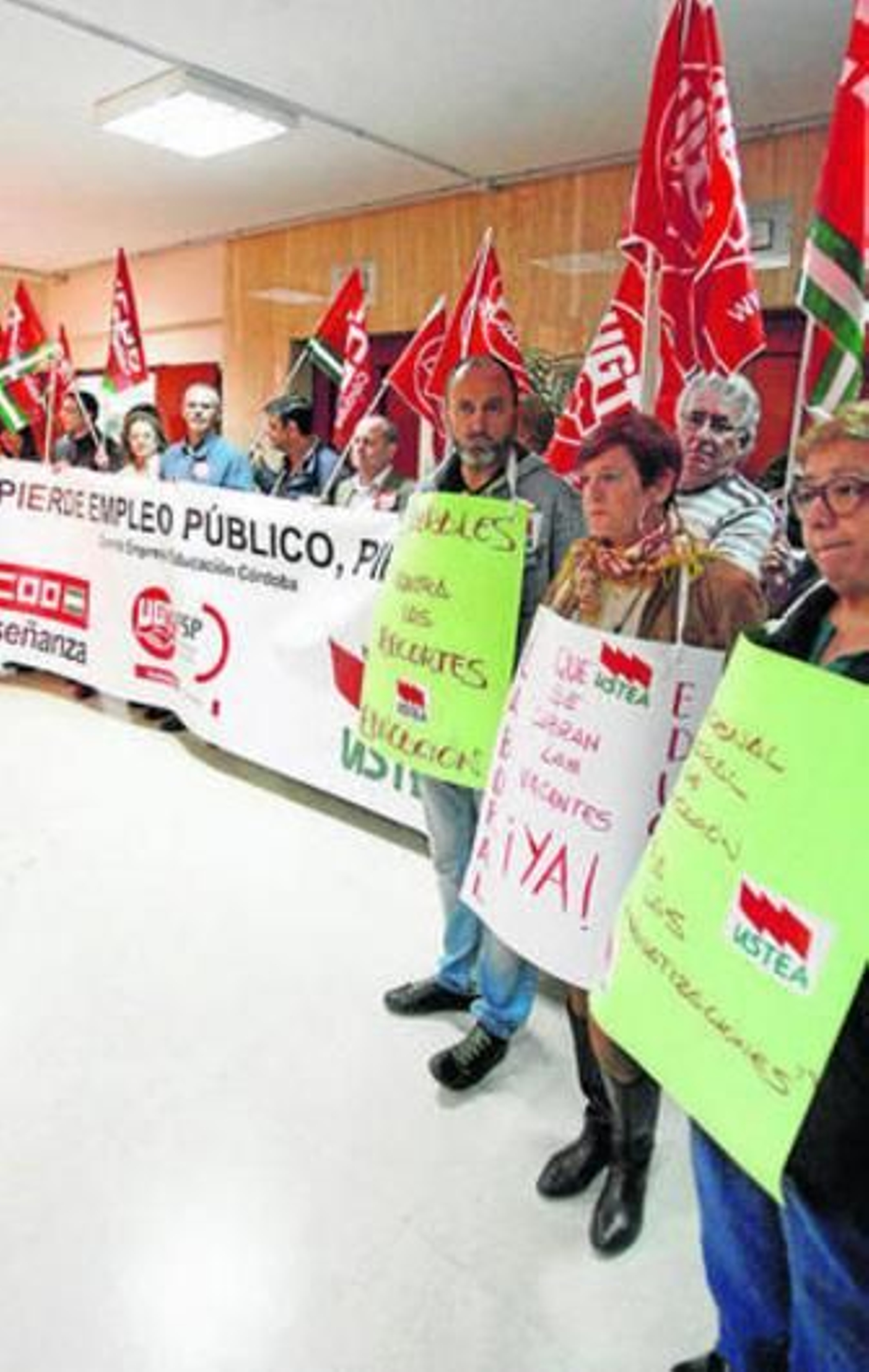 Un momento de la protesta, ayer en la Delegación de Educación.