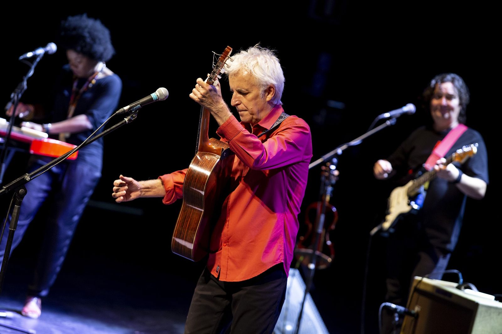 Kiko Veneno, con sus músicos, el pasado viernes, en el Teatro Cervantes.