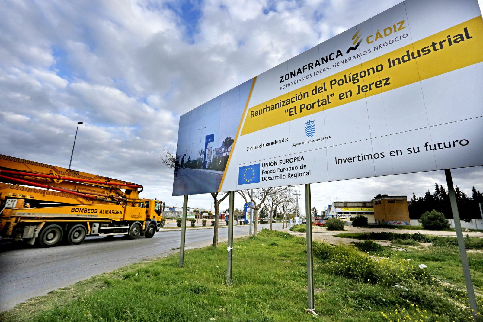 Cartel anunciador de las obras del polígono El Portal.