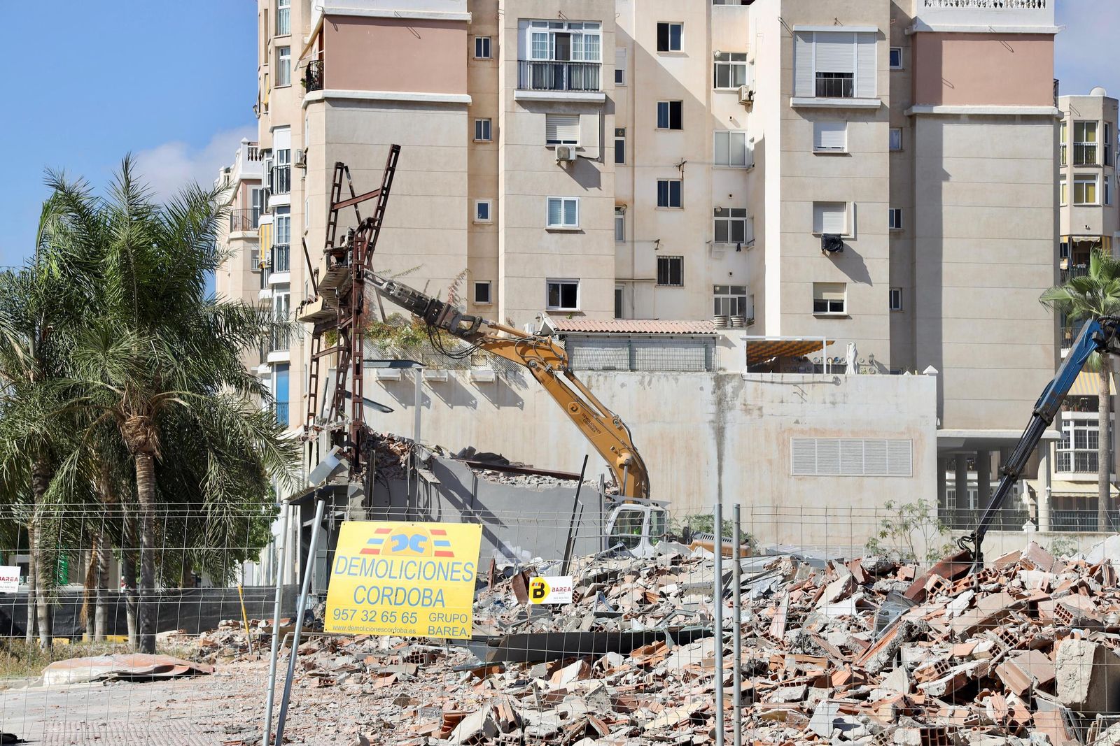 Las antiguas cocheras de Portillo reducidas a escombros en fotos
