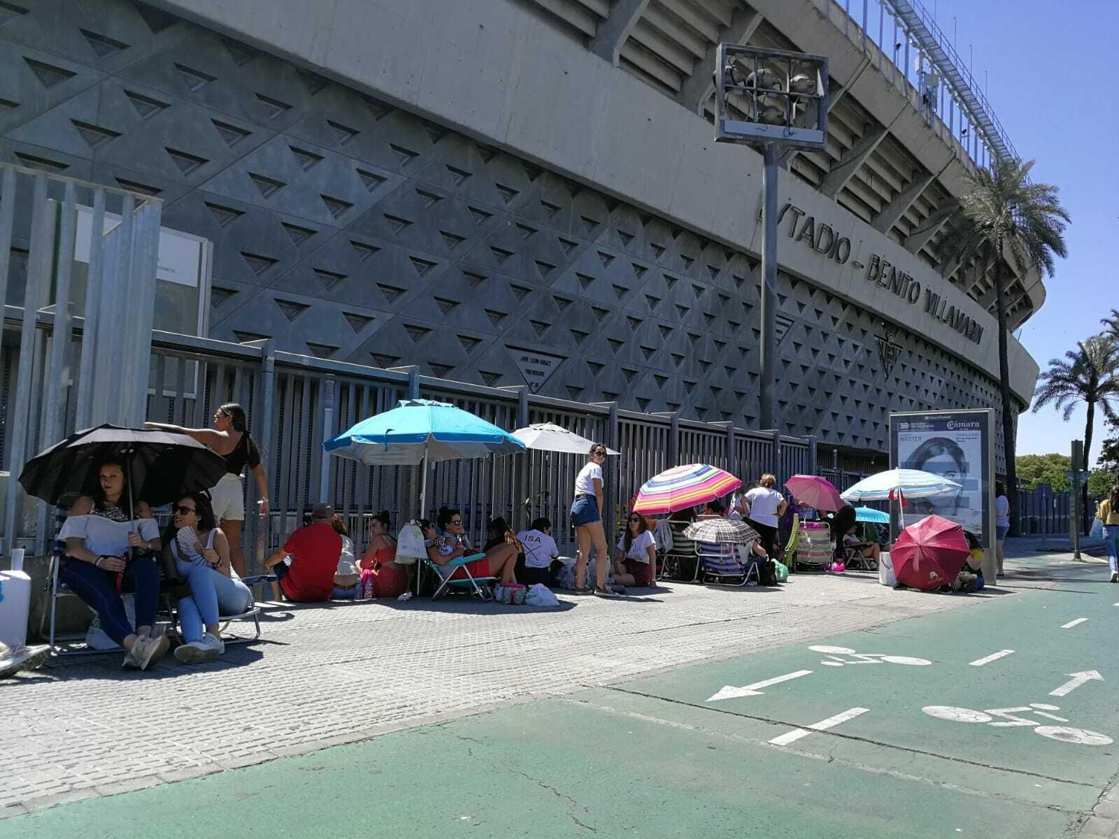 Un grupo de seguidoras de Manuel Carrasco esperan, con tumbonas y sombrillas, el comienzo del concierto en el Benito Villamarín.