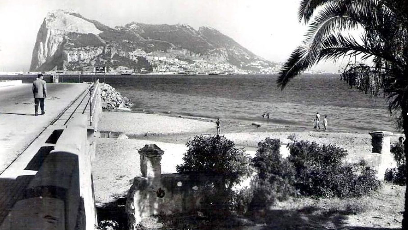 La “playa de los italianos”, junto al puente sobre el Cachón en la misma entrada a La Línea. Por este lugar era por donde estaba previsto que, después de ejecutar sus misiónes, los operadores de la X MAS alcanzasen la costa española.