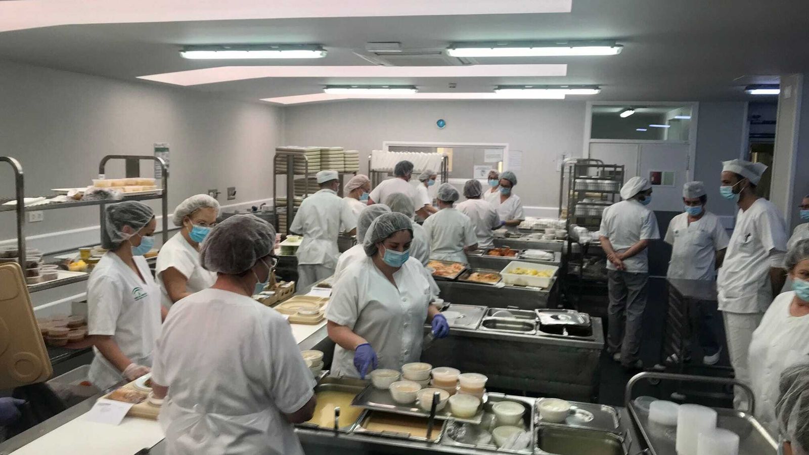 El equipo de profesionales de cocina ha preparado menús especiales en Torrecárdenas