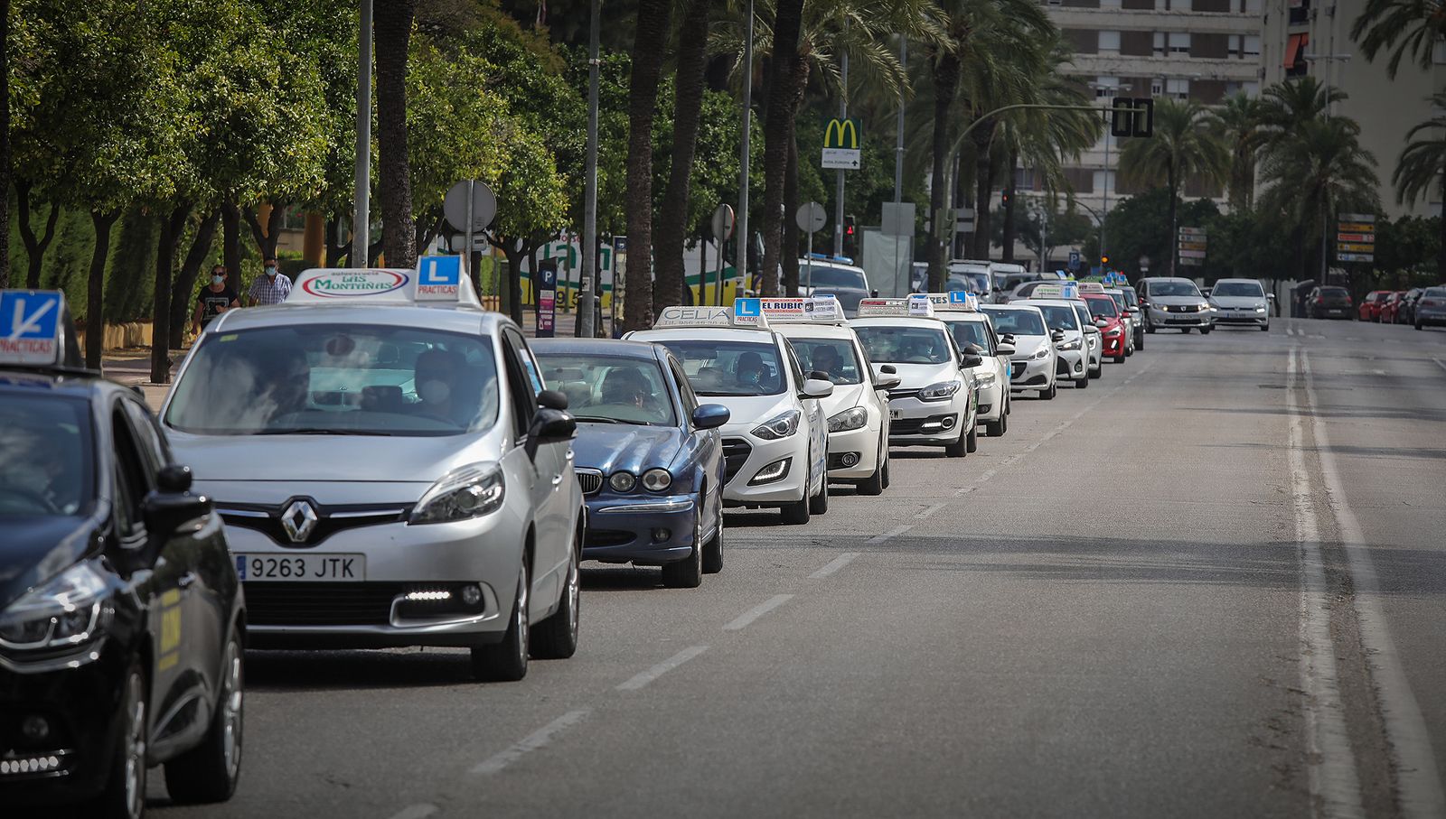 Imágenes de la caravana de protesta de las autoescuelas  por la falta de examinadores