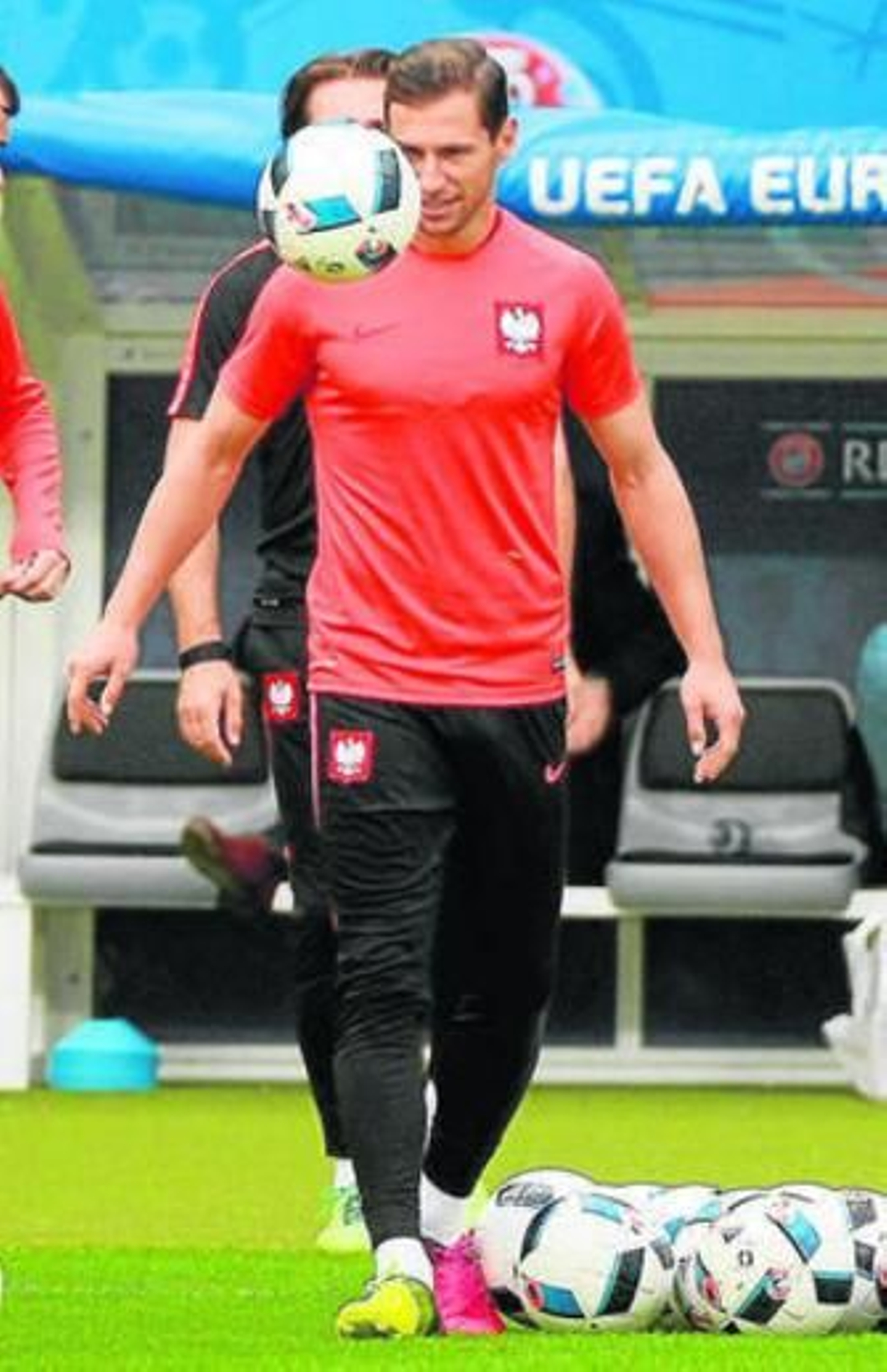 Krychowiak, entrenando con Polonia en la Eurocopa.