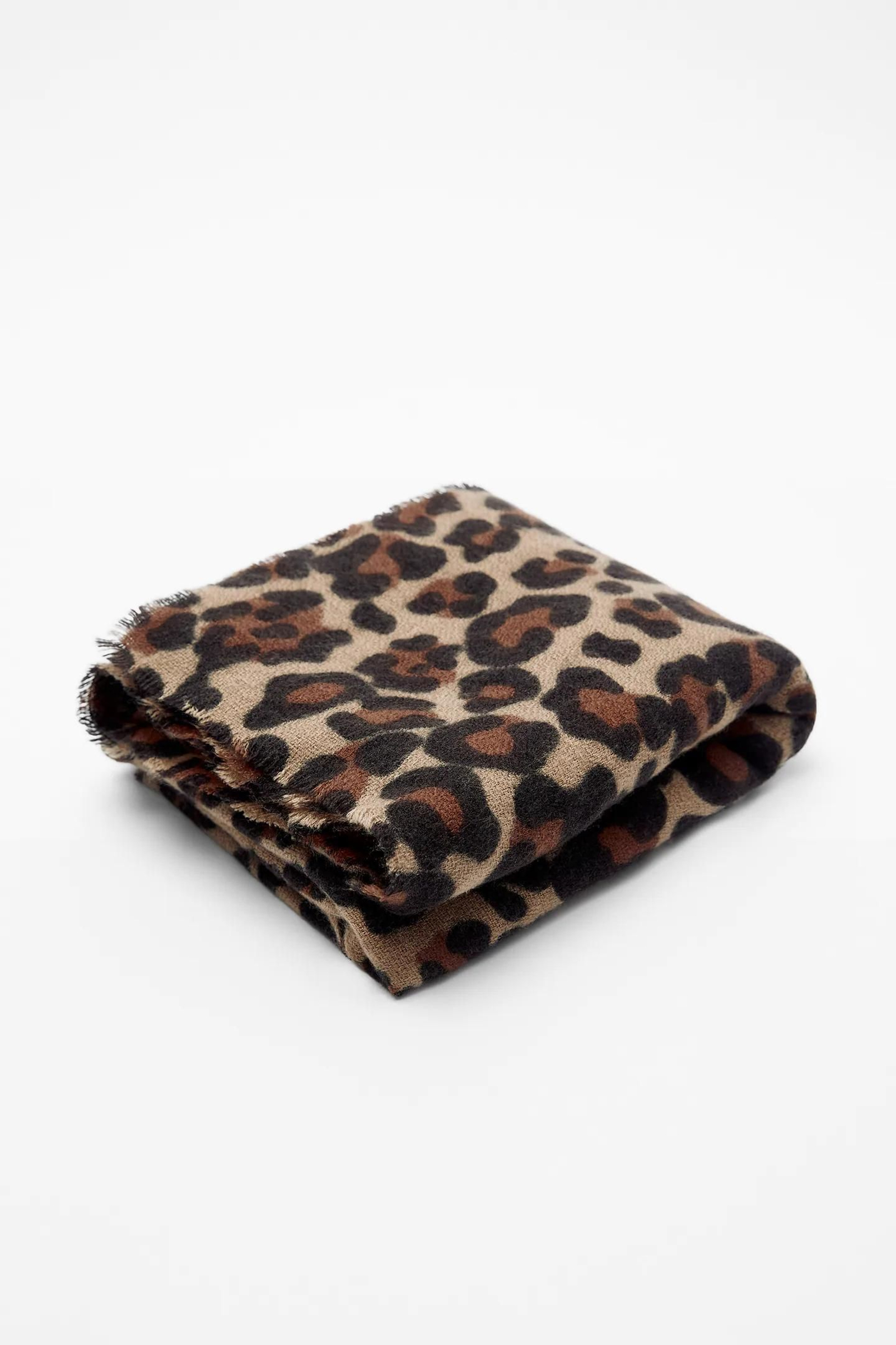 Pañuelo en animal print de Zara.