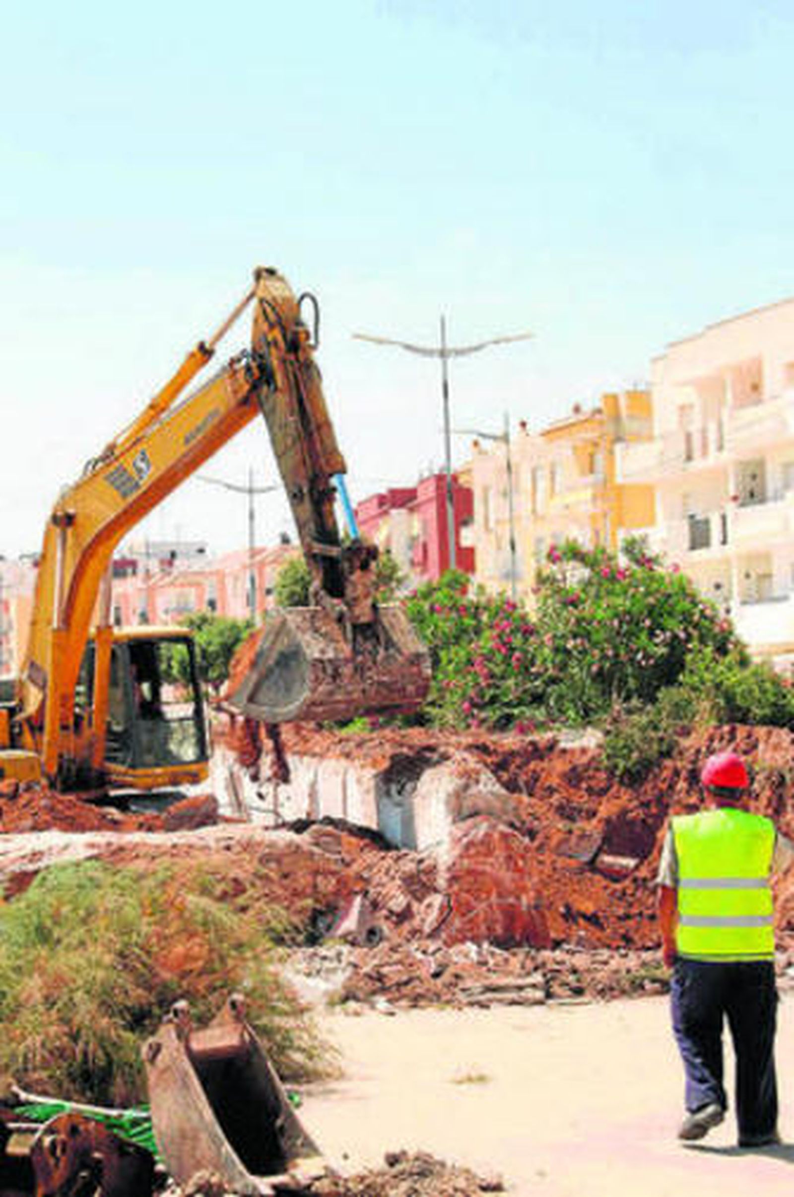 Maquinaria pesada derribaba ayer parte de las casetas.