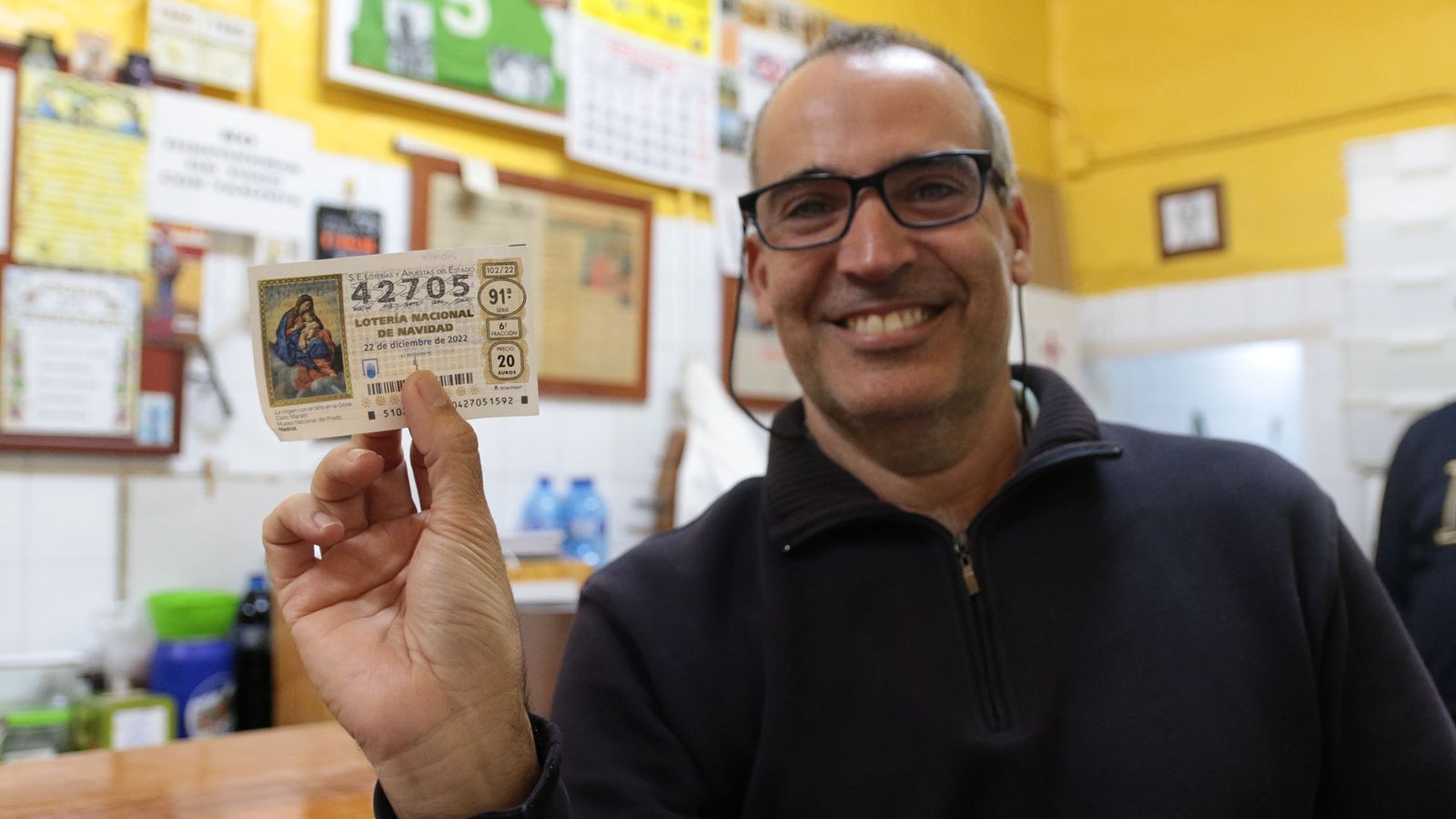 Alberto Caparrós, con el décimo premiado