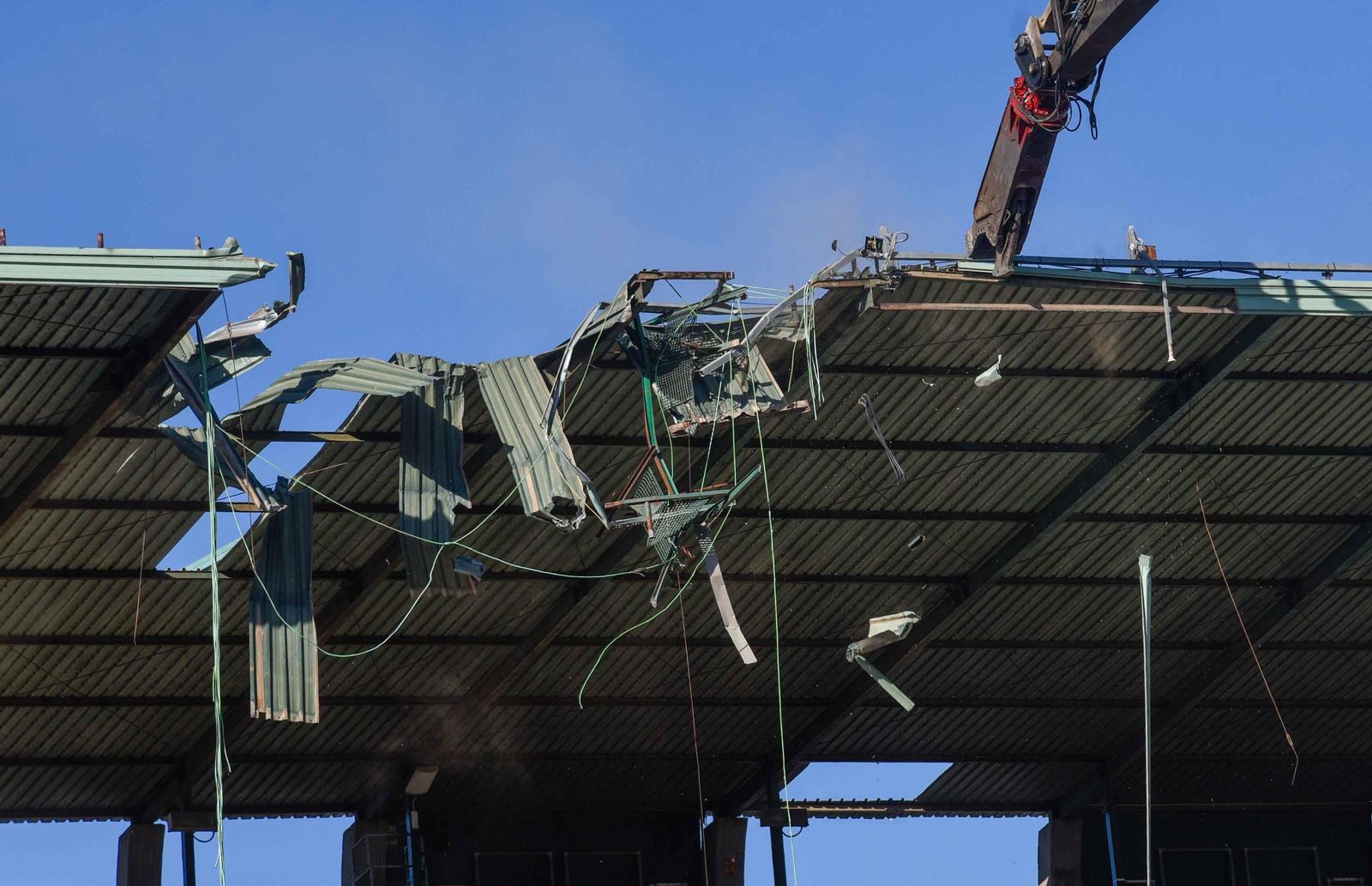 Las imágenes de la retirada de la cubierta de preferencia del Benito Villamarín