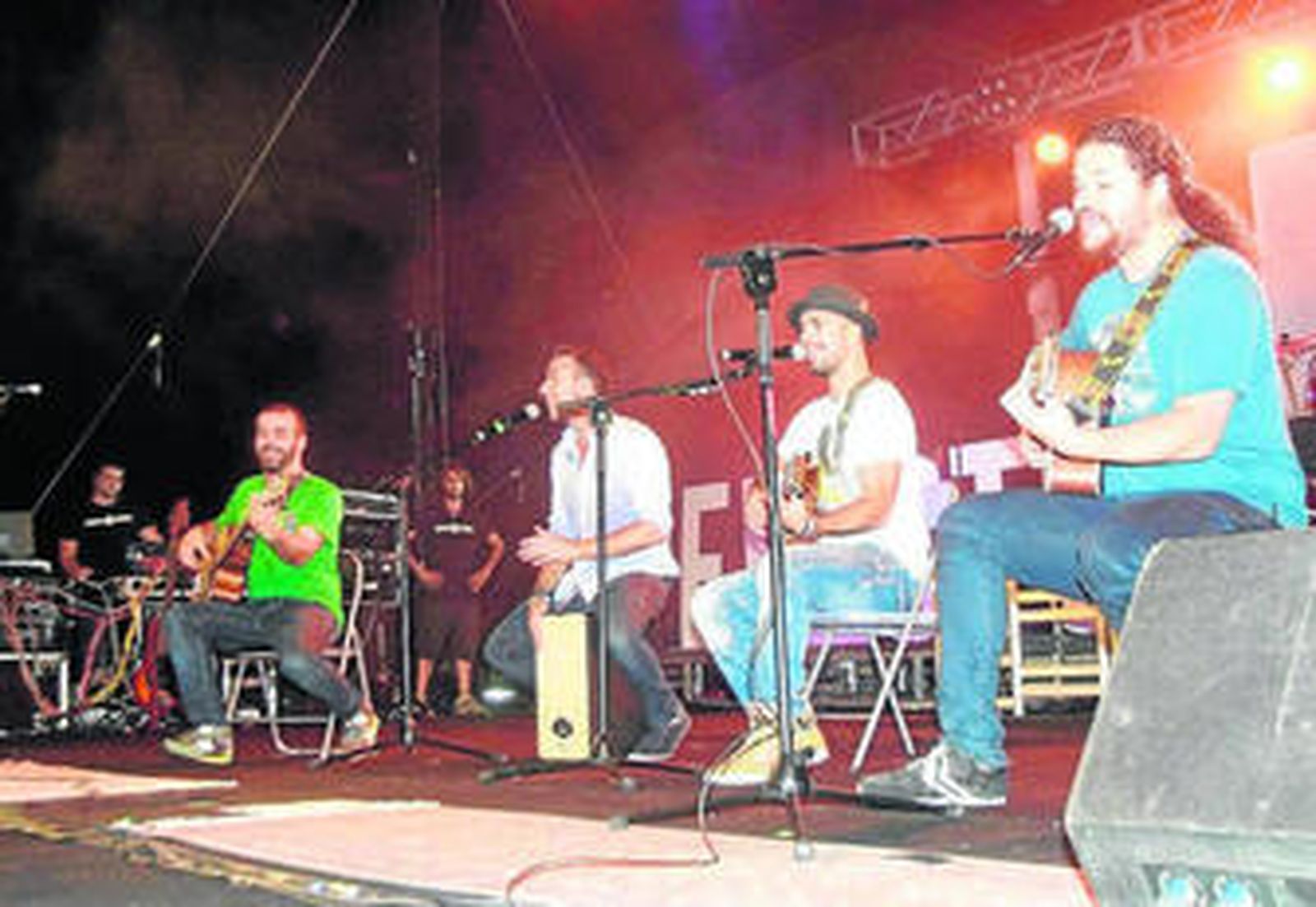 El grupo al completo durante una parte del concierto donde se sentaron.