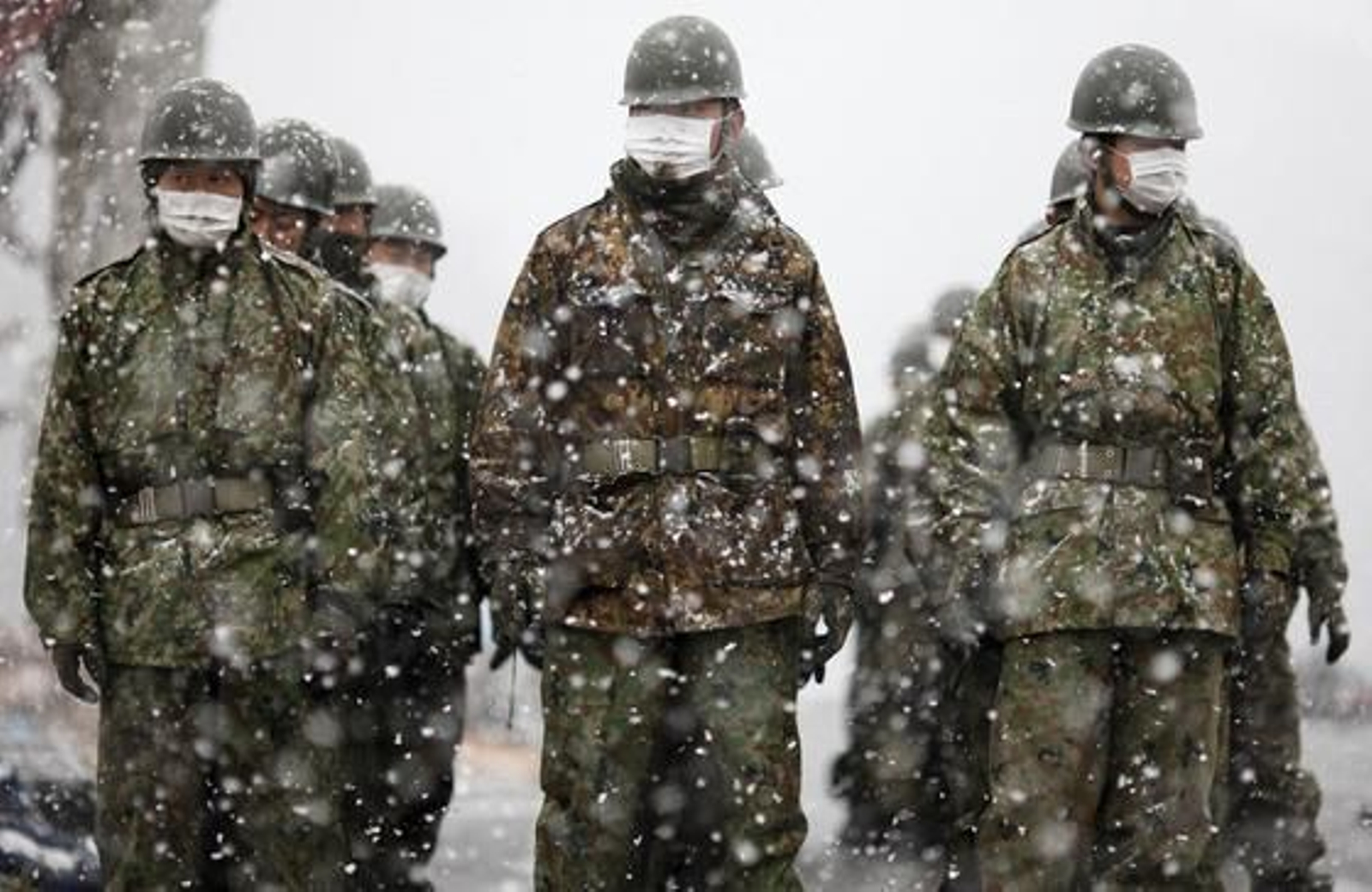 El ejército nipón durante las tareas de rescate.

Foto: Reuters
