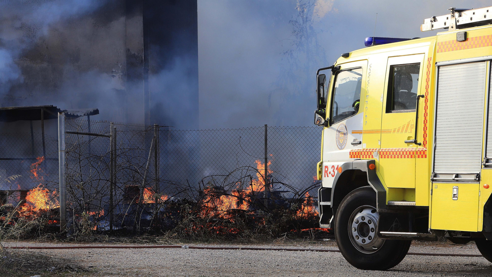 Incendio en un descampado de la zona norte