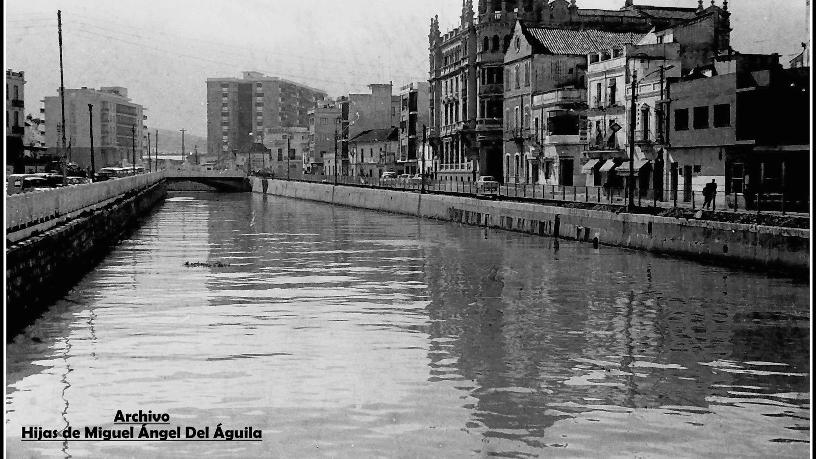 El río de la Miel, desde el puente de su desembocadura en 1968.