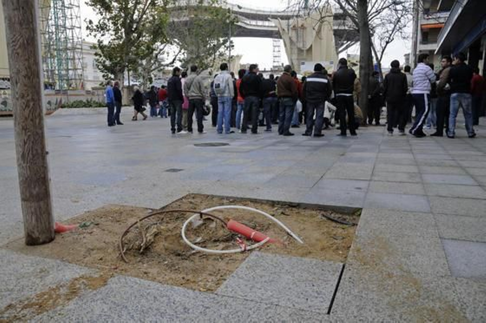 Ese es el estado de una parte de la plaza "terminada".

Foto: Juan Carlos Vázquez