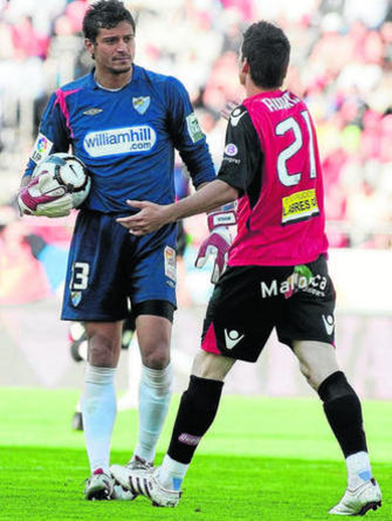 Munúa y Aduriz discuten tras el polémico gol del delantero vasco.