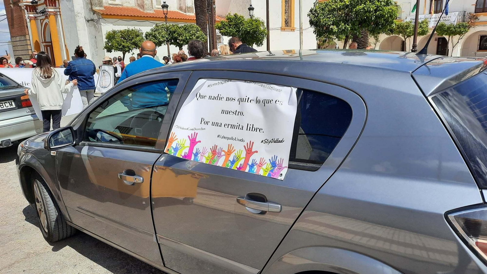 La protesta en Valsequillo contra el cierre del paso a la ermita de la Virgen de Fátima, en imágenes