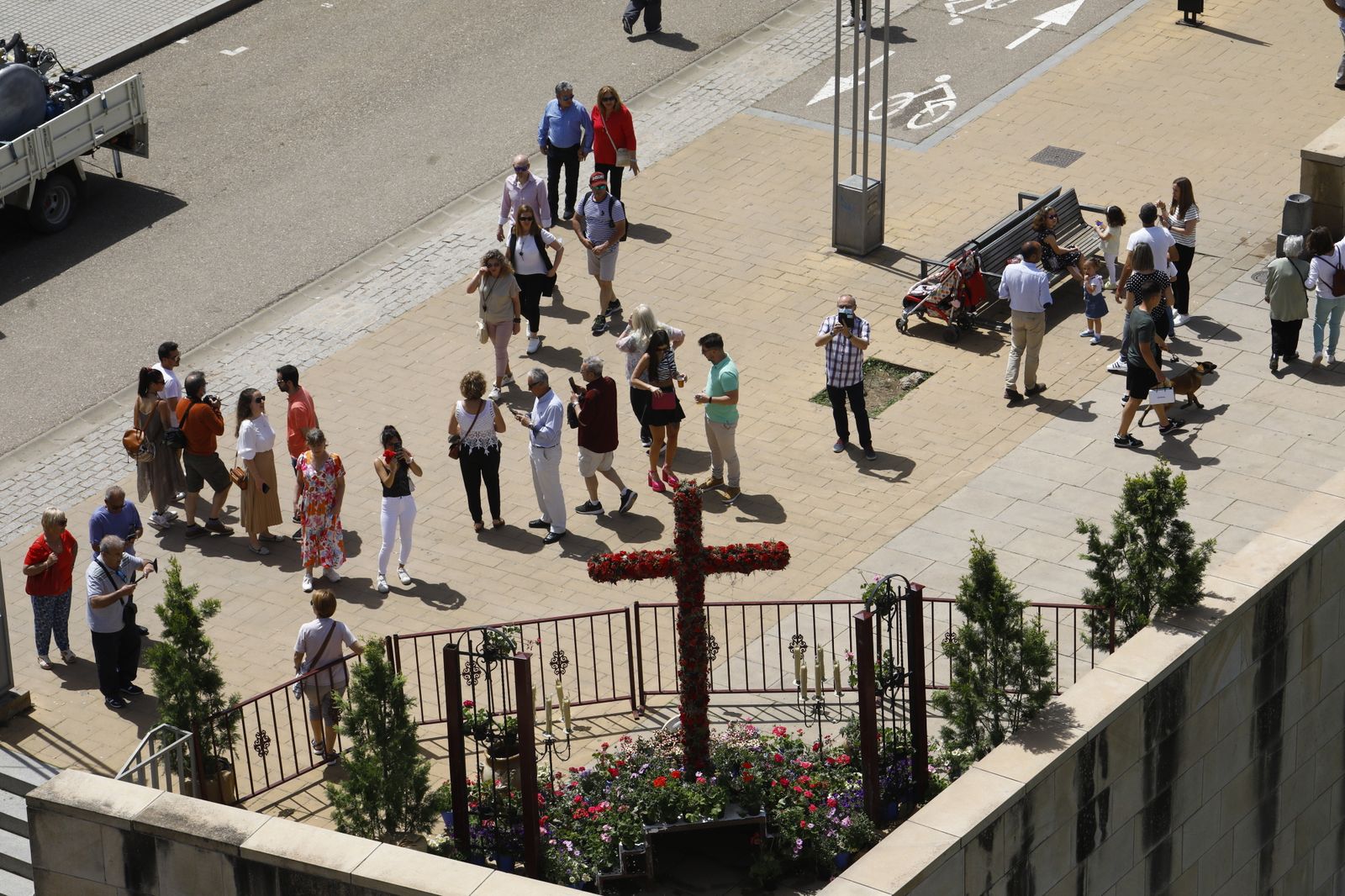 Los turistas abarrotan las calles y Las Cruces de Córdoba, en imágenes