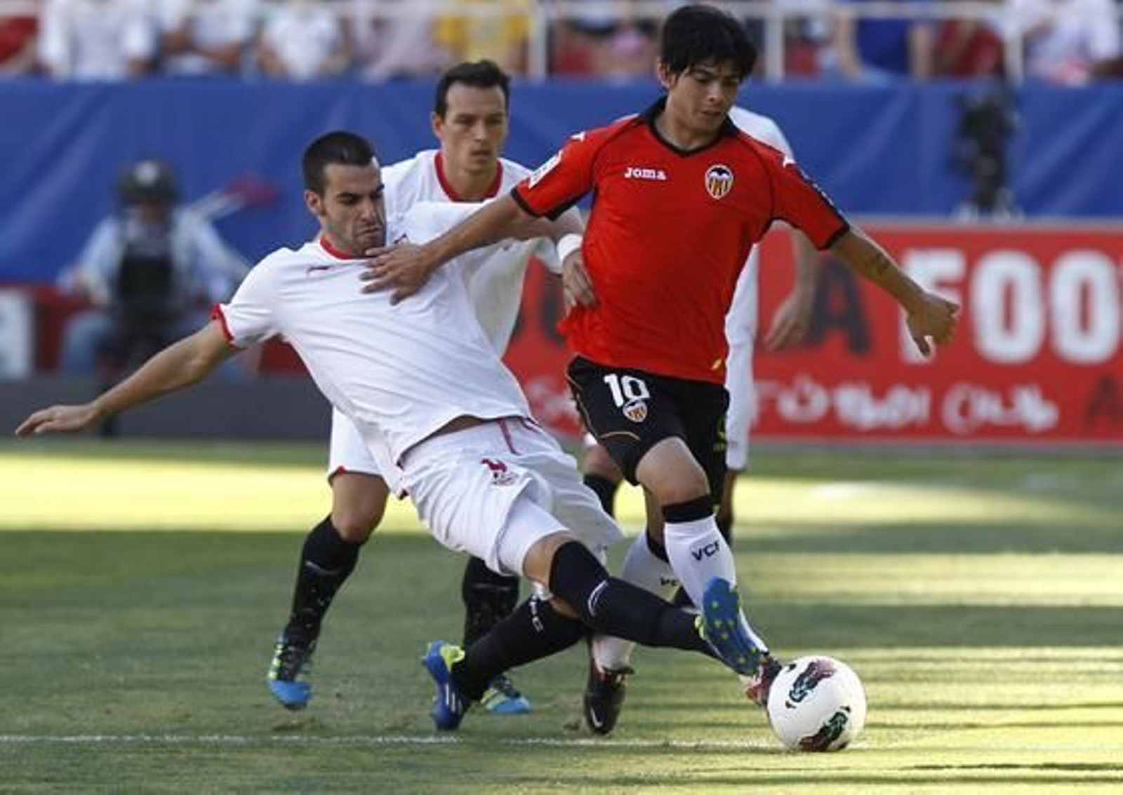 El Sevilla vence al Valencia en casa pese a jugar más de 20 minutos con nueve jugadores (1-0). / Antonio Pizarro