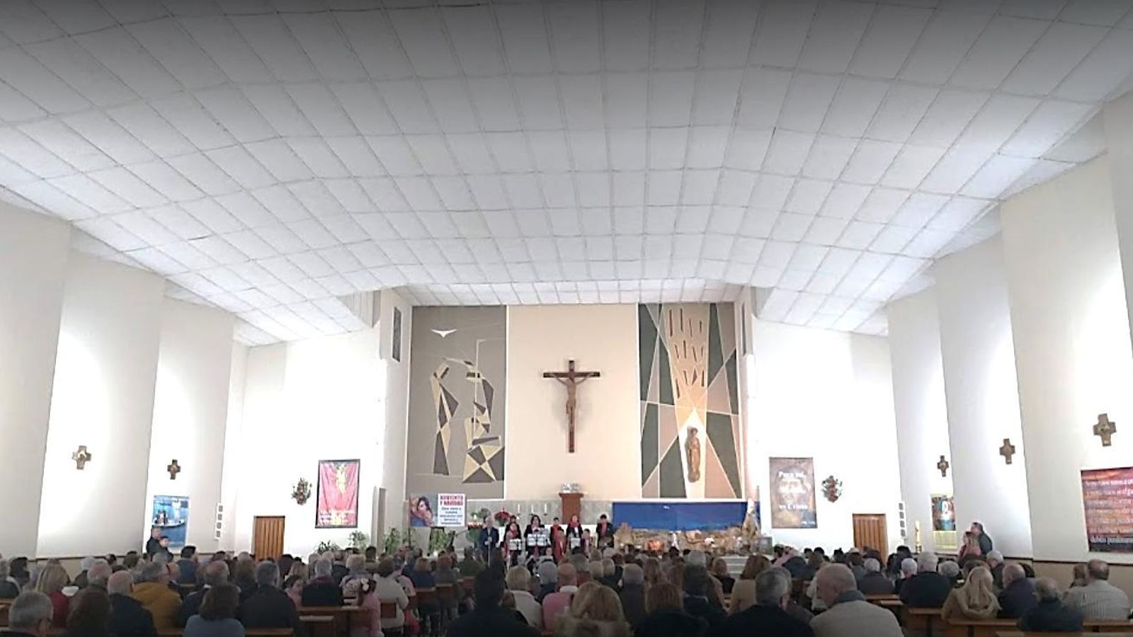 Interior de la Parroquia del Espíritu Santo, en La Piñera.