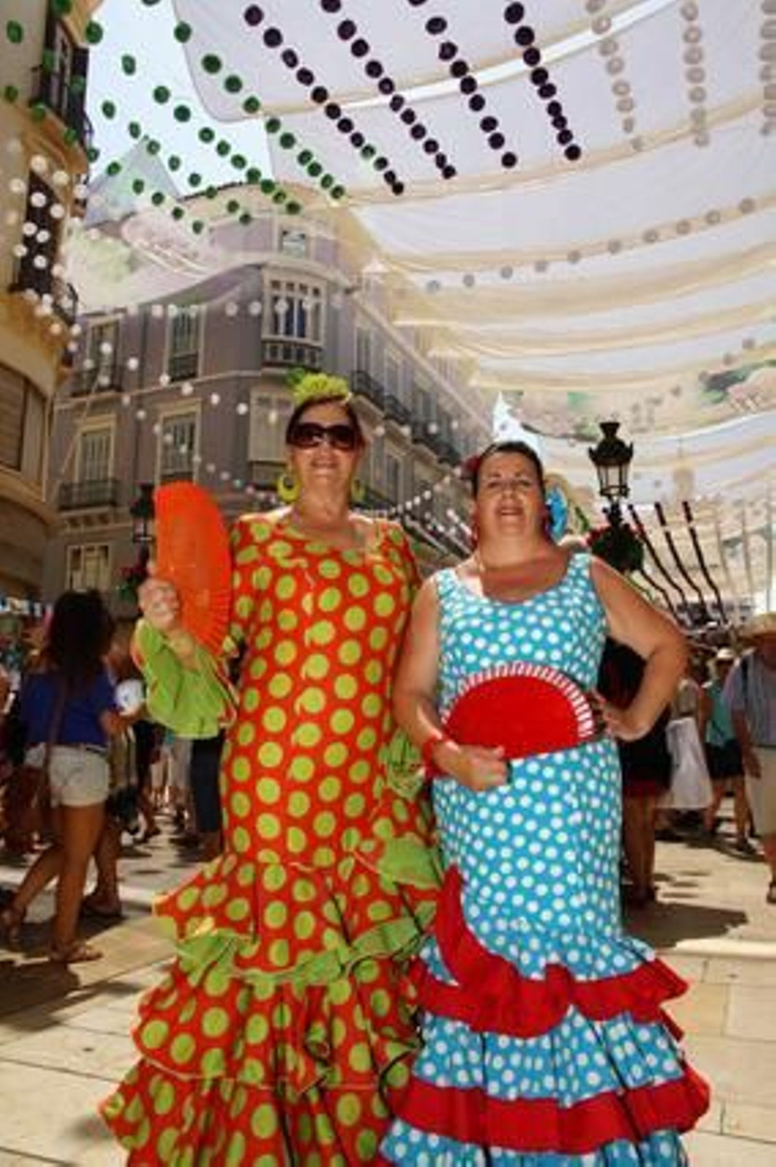 En calle Larios, vestidas de flamenca Ana y Lola. 

Foto: Punto Press