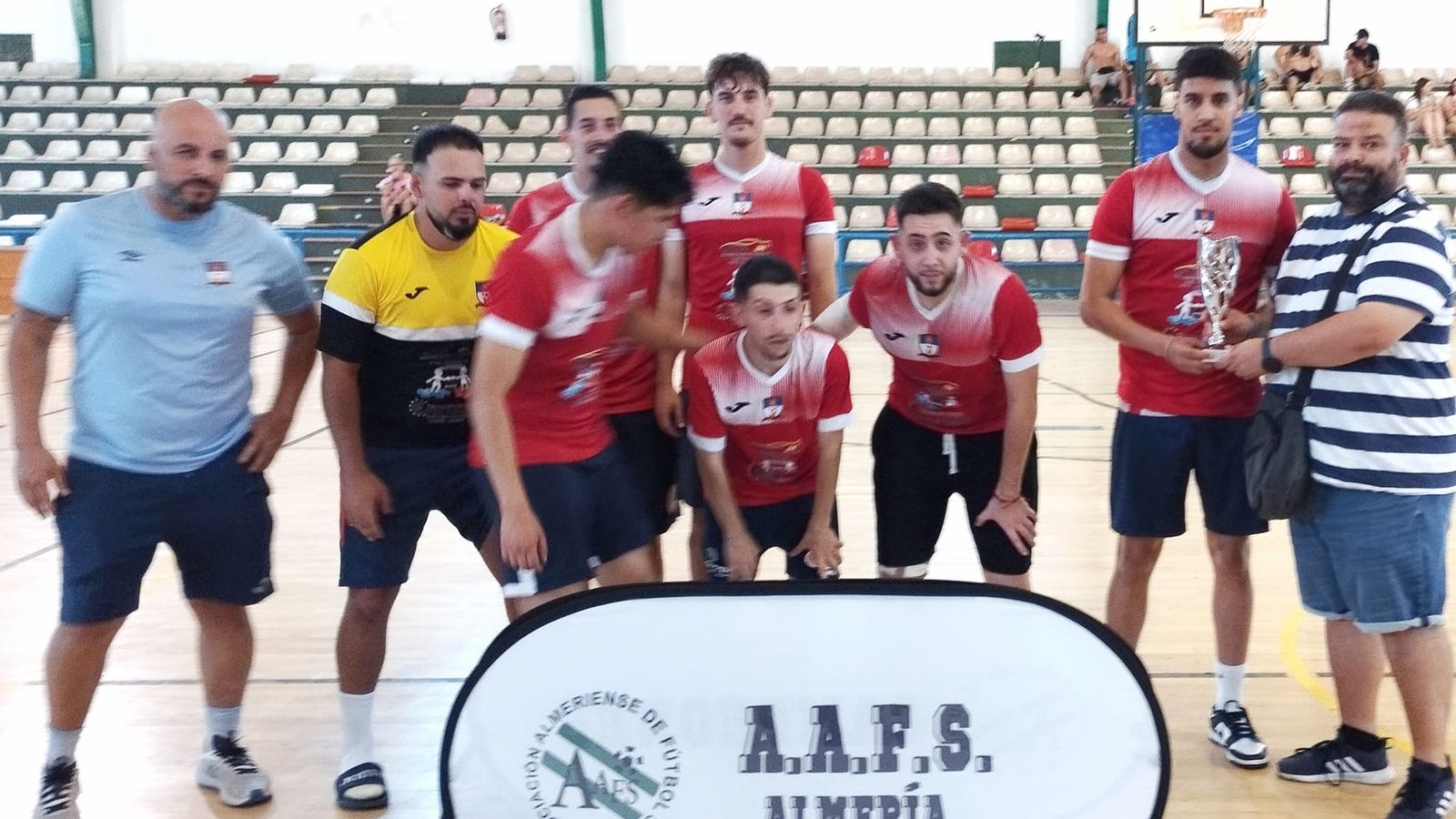 Los jugadores del CD Roquetas 2018 recibe el trofeo de subcampeón.