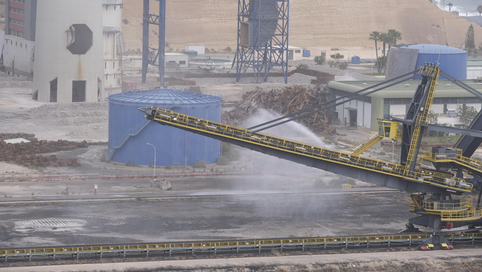 El derribo de la Torre Litoral de Endesa en Carboneras, en imágenes