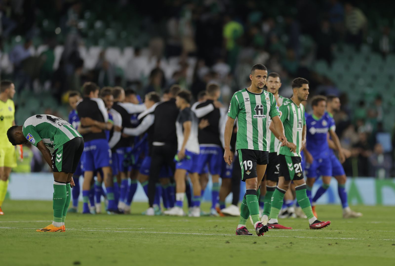 Luiz Felipe, con la mirada perdida mientras el Getafe celebra el final del partido.