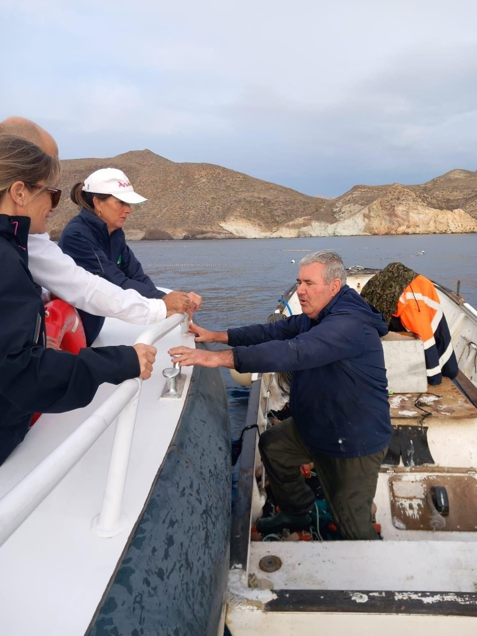 Delegada del Gobierno y el delegado territorial de la Consejería de Agricultura y Pesca conocen el arto de la pesca moruna del revés Delegada del Gobierno y el delegado territorial de la Consejería de Agricultura y Pesca conocen el arto de la pesca moruna del revés