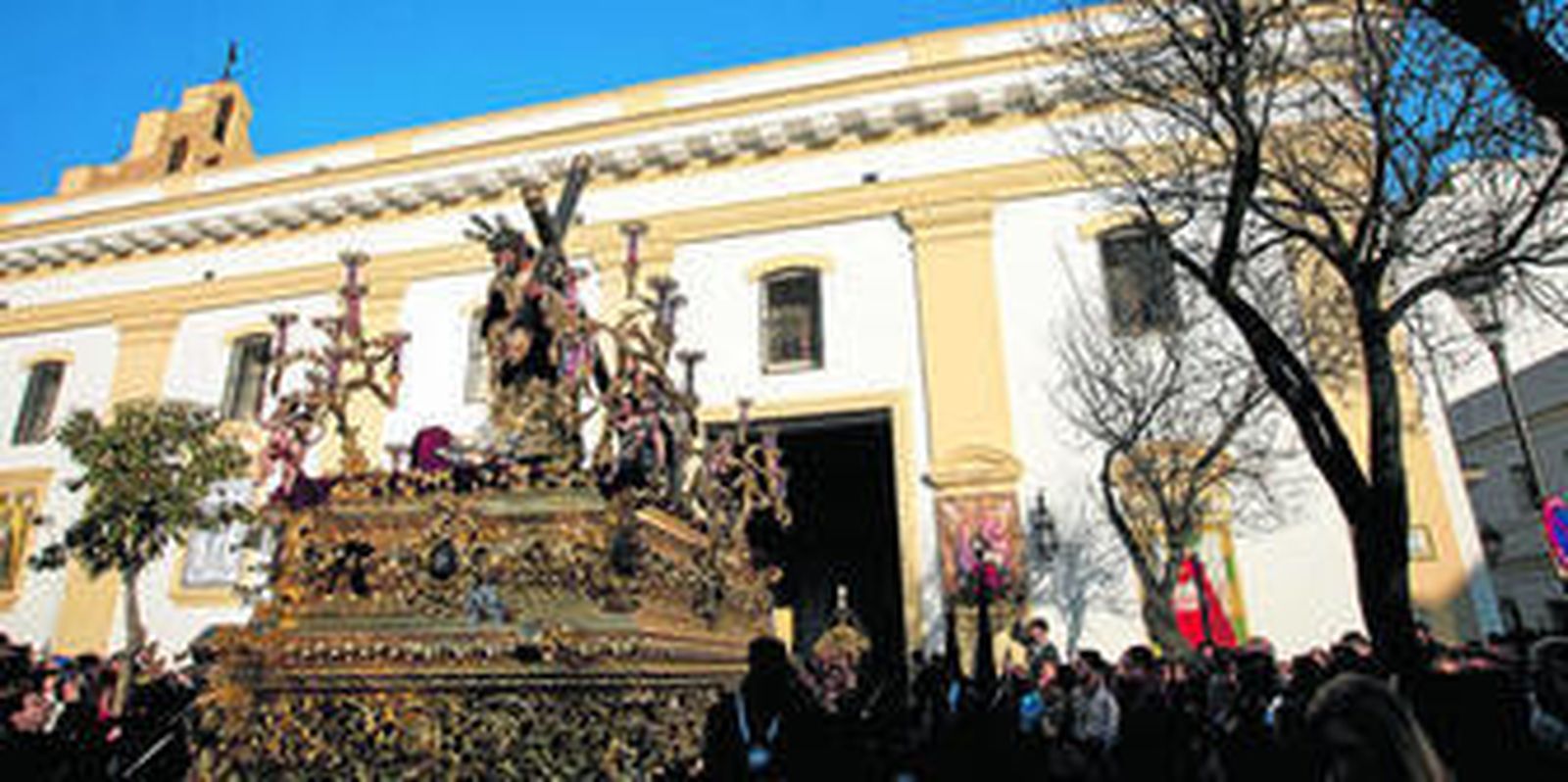 La presidencia de la Misericordia, ayer, a punto de salir a la calle.