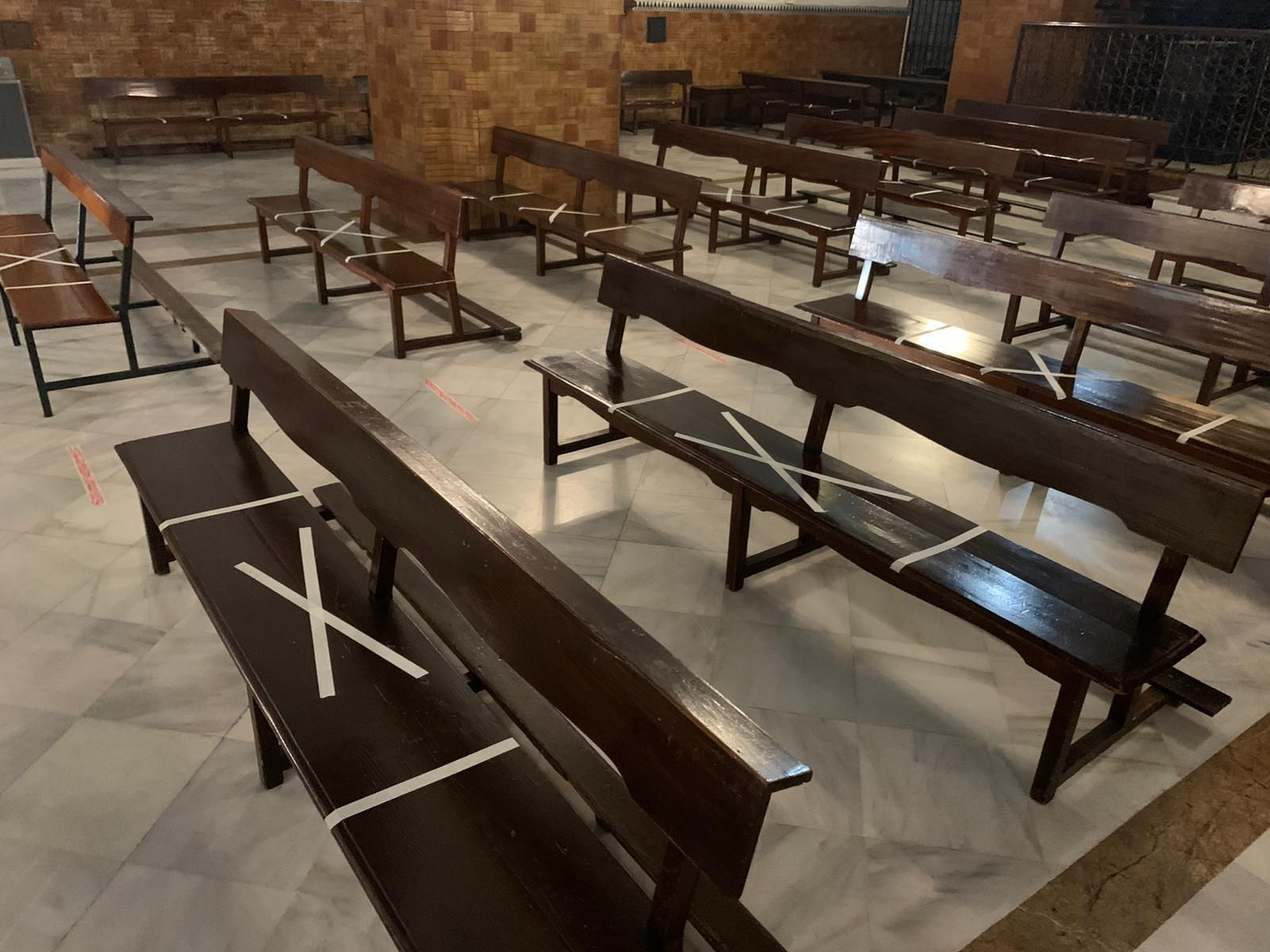 Bancos señalizados en la Iglesia de San Pedro.