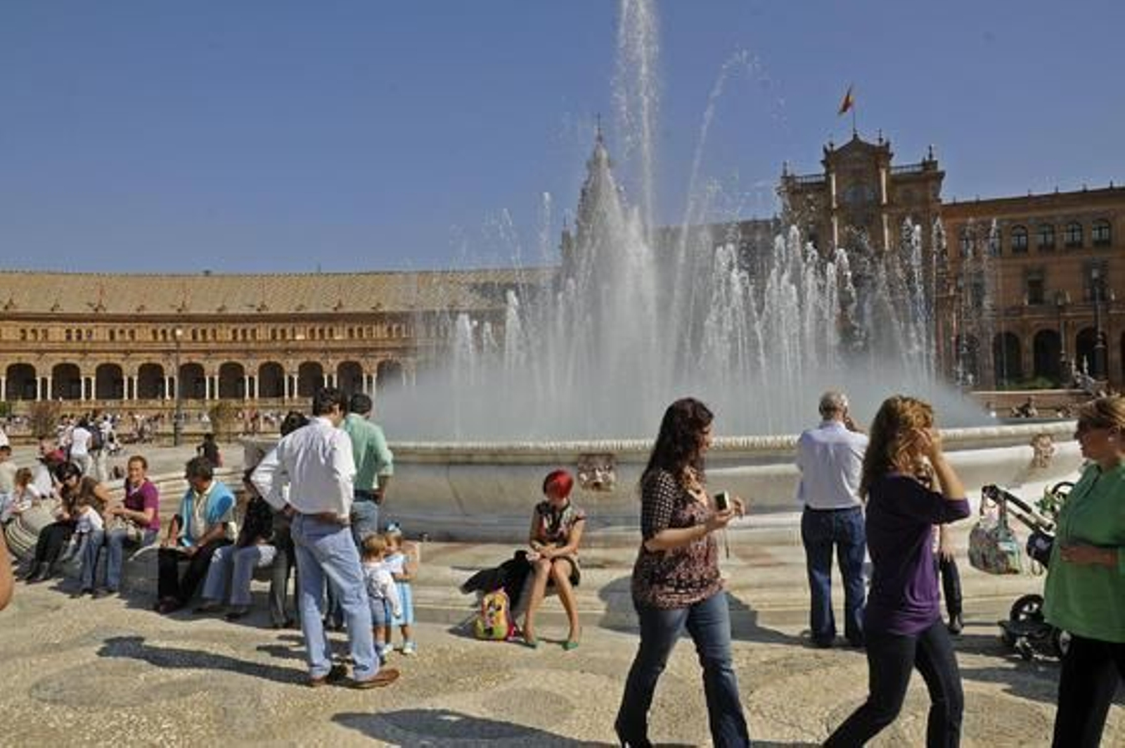 Los sevillanos disfrutan de la "nueva" Plaza de España.

Foto: Juan Carlos Vázquez