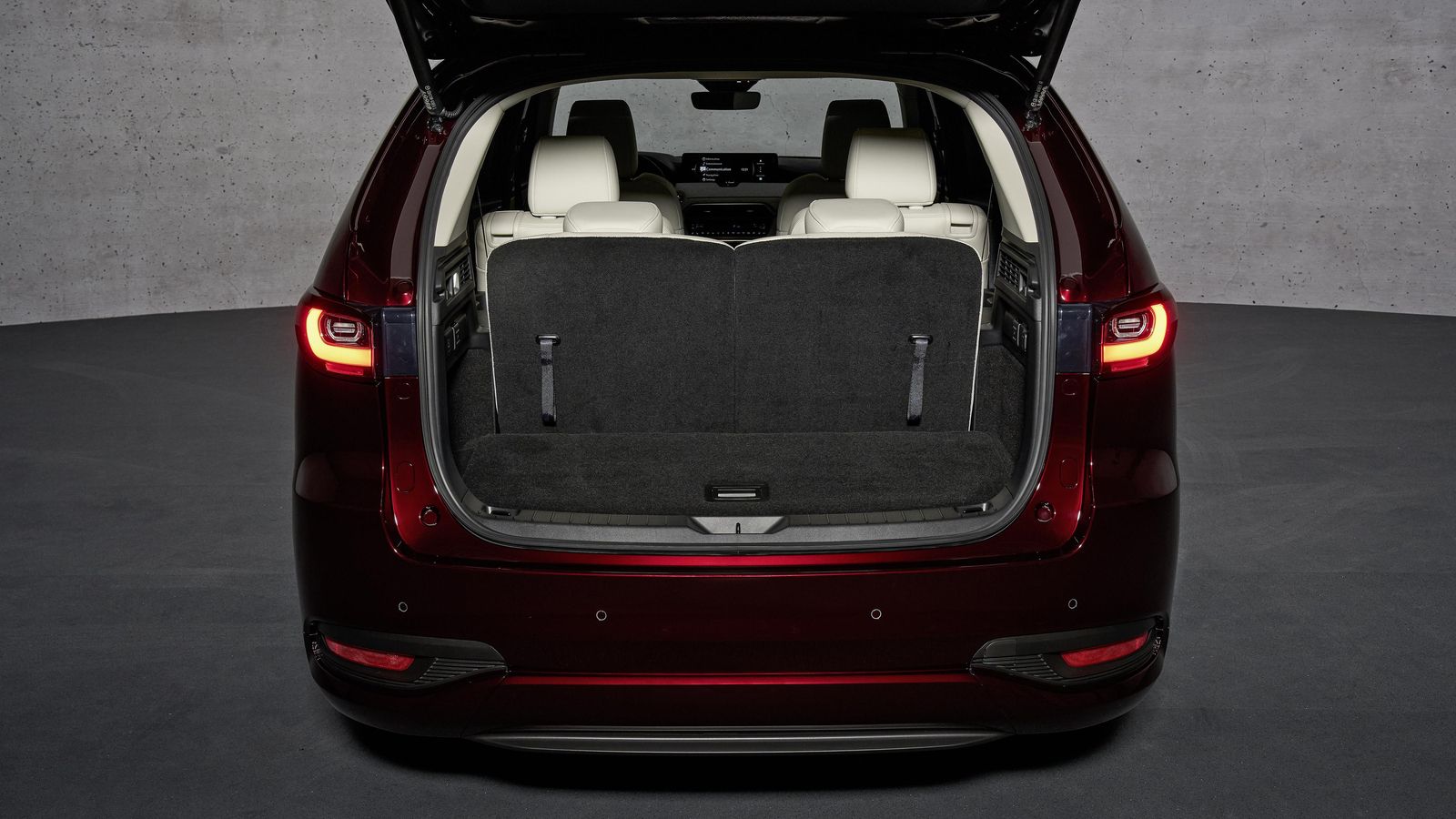 Las dos plazas traseras pueden formar parte, cuando están abatidas, del suelo del maletero. Con ellas en posición de recibir ocupantes el maletero no llega a los 300 litros.