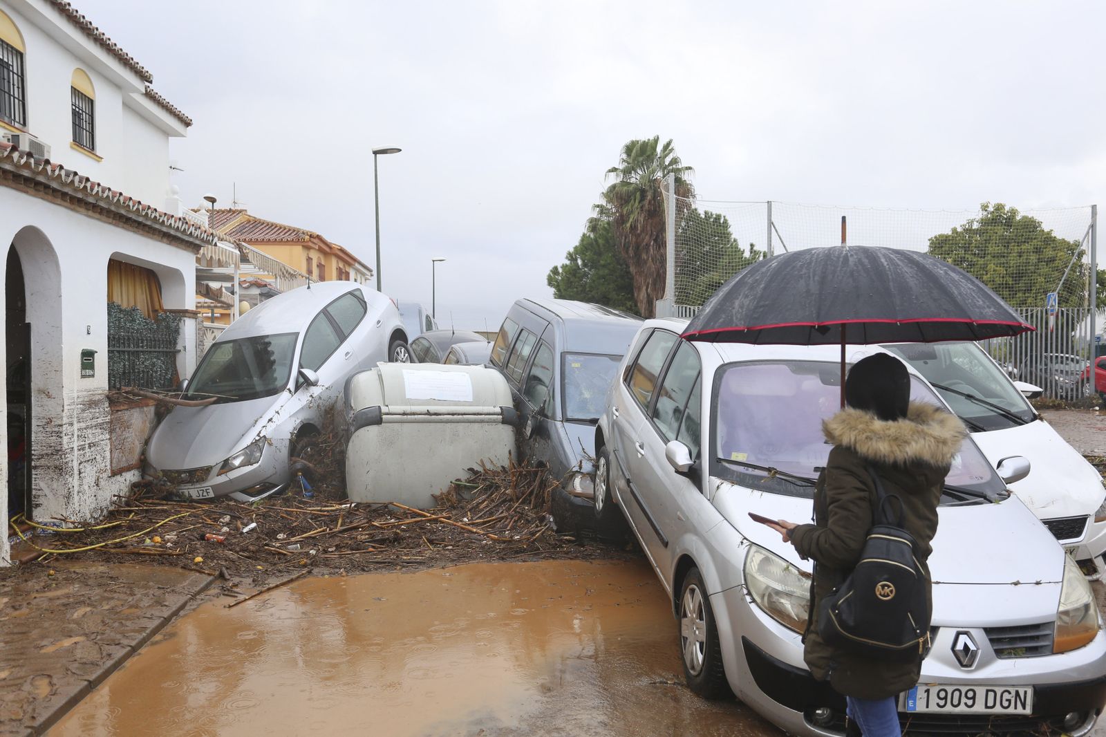Coches amontonados tras los efectos de la lluvia