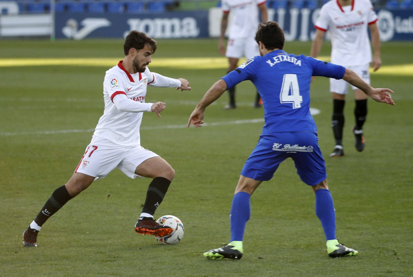 Suso, que centró en el gol, intenta escapar de Etxeita, el autor del mismo.