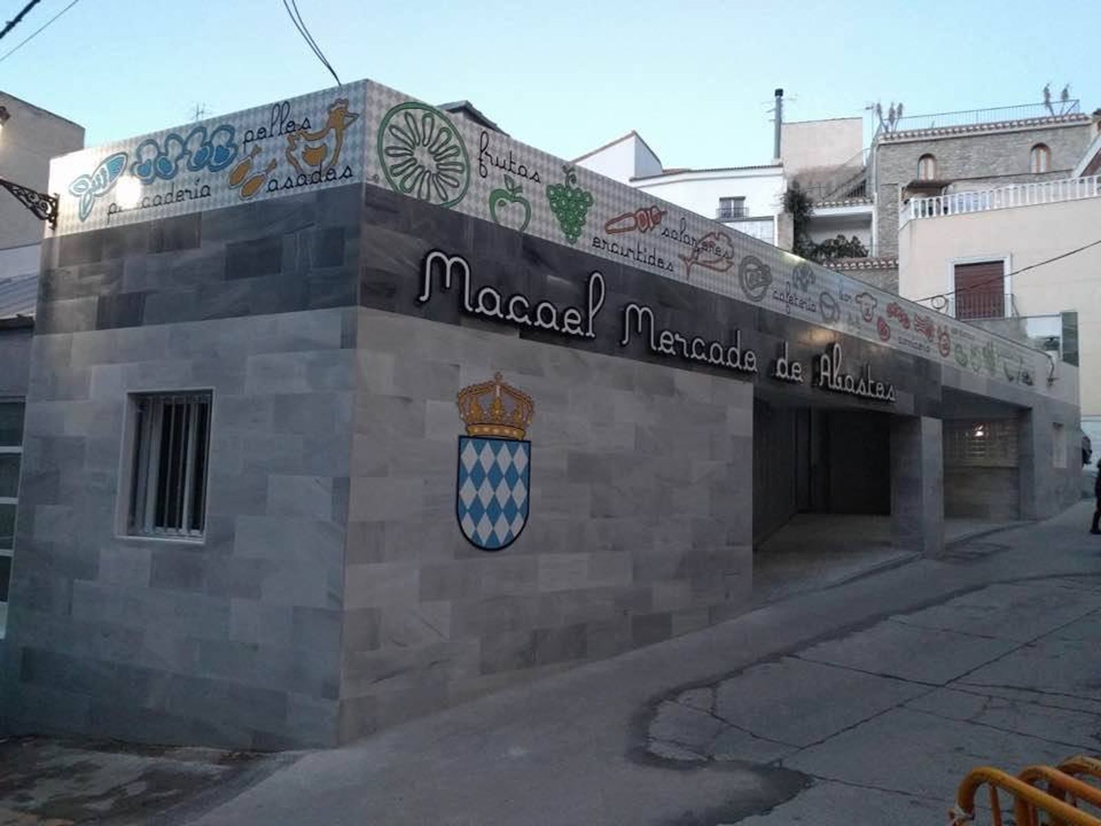 Fachada del nuevo mercado de abastos tras las obras de remodelación.