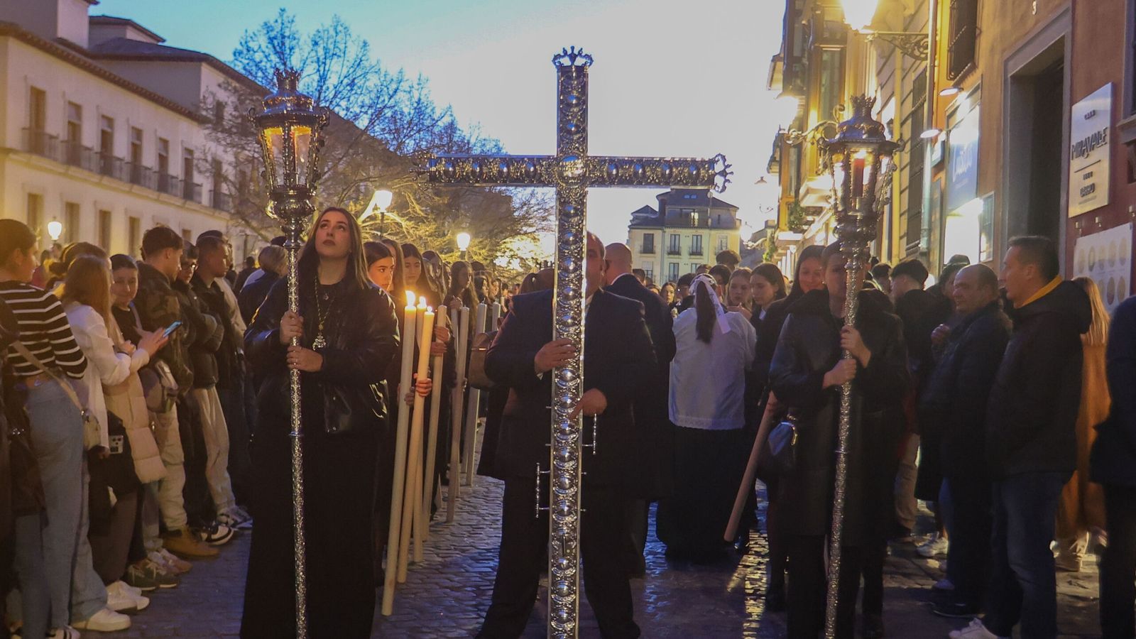 Fotogalería: Vía Crucis Hermandad de la Esperanza 2025