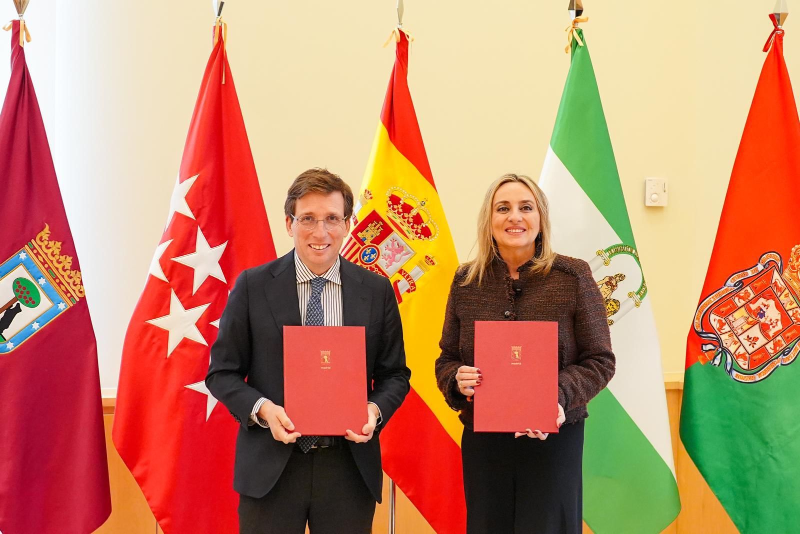 El alcalde de Madrid y la alcaldesa de Granada, en la firma del acuerdo.
