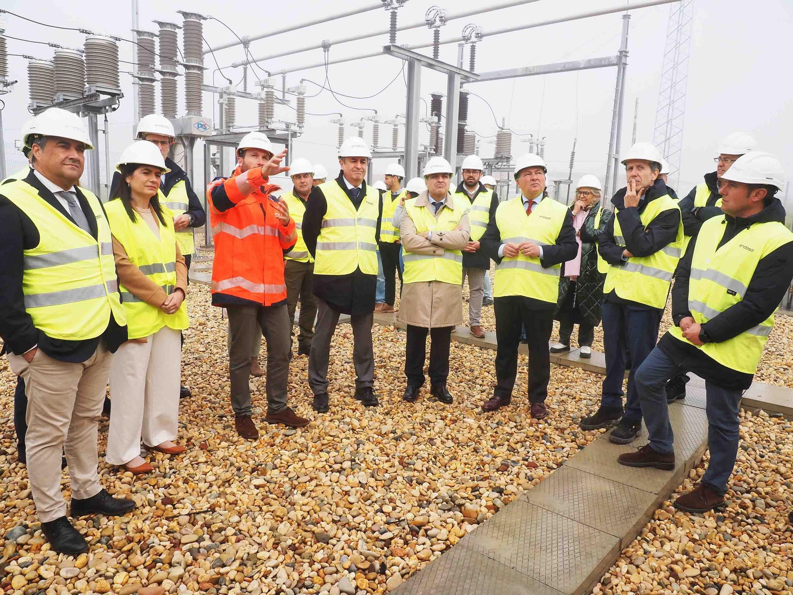 Un técnico de Endesa ofrece explicaciones sobre la nueva instalación eléctrica Un técnico de Endesa ofrece explicaciones sobre la nueva instalación eléctrica