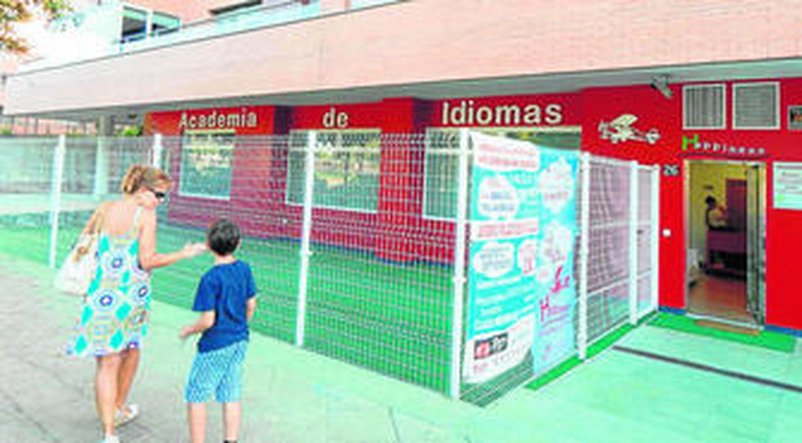 Madre e hijo saliendo de la Academia de Idiomas Happiness, situada junto al Estadio de los Juegos Mediterráneos.
