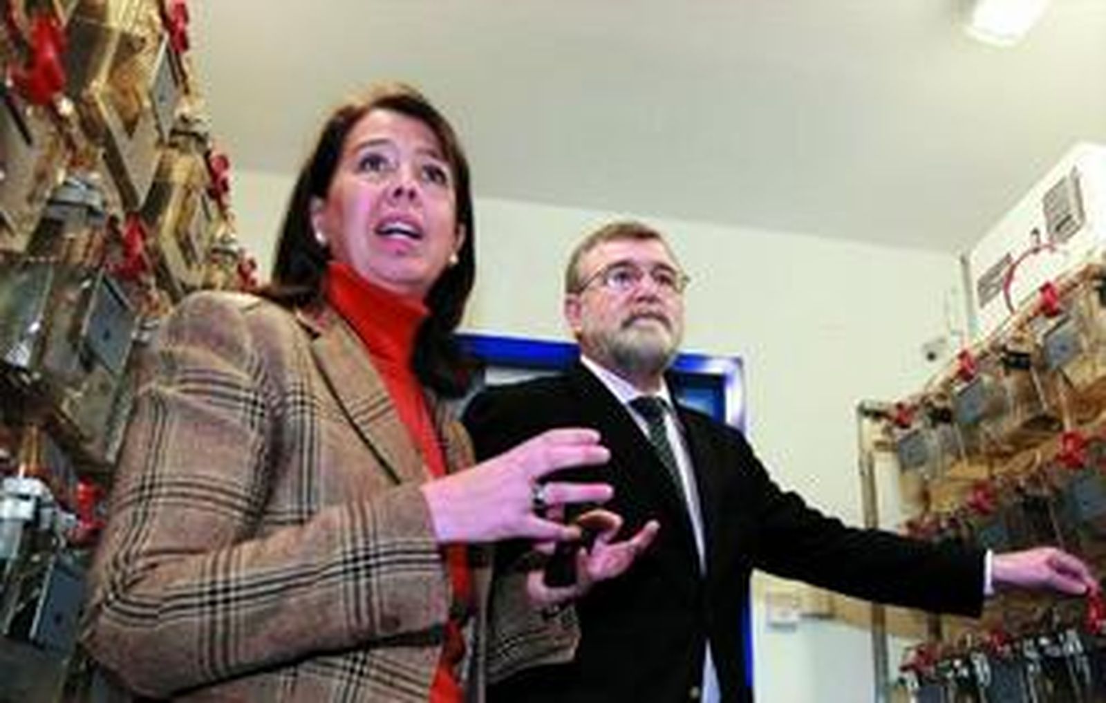 Rosario Moyano y José Manuel Roldán Nogueras, ayer, en el centro de experimentación.