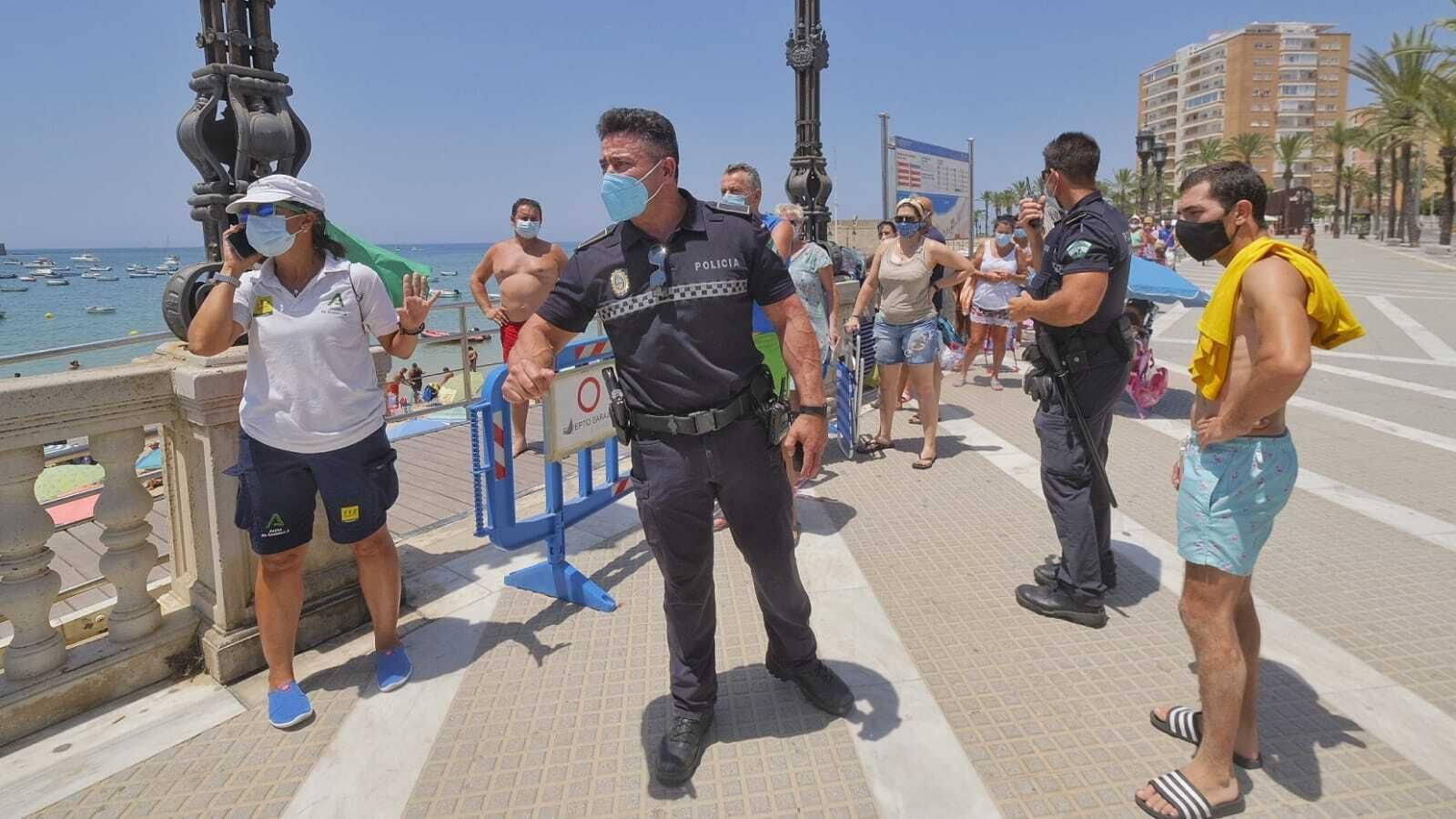 Imágenes inéditas en La Caleta con colas para entrar al completarse el aforo